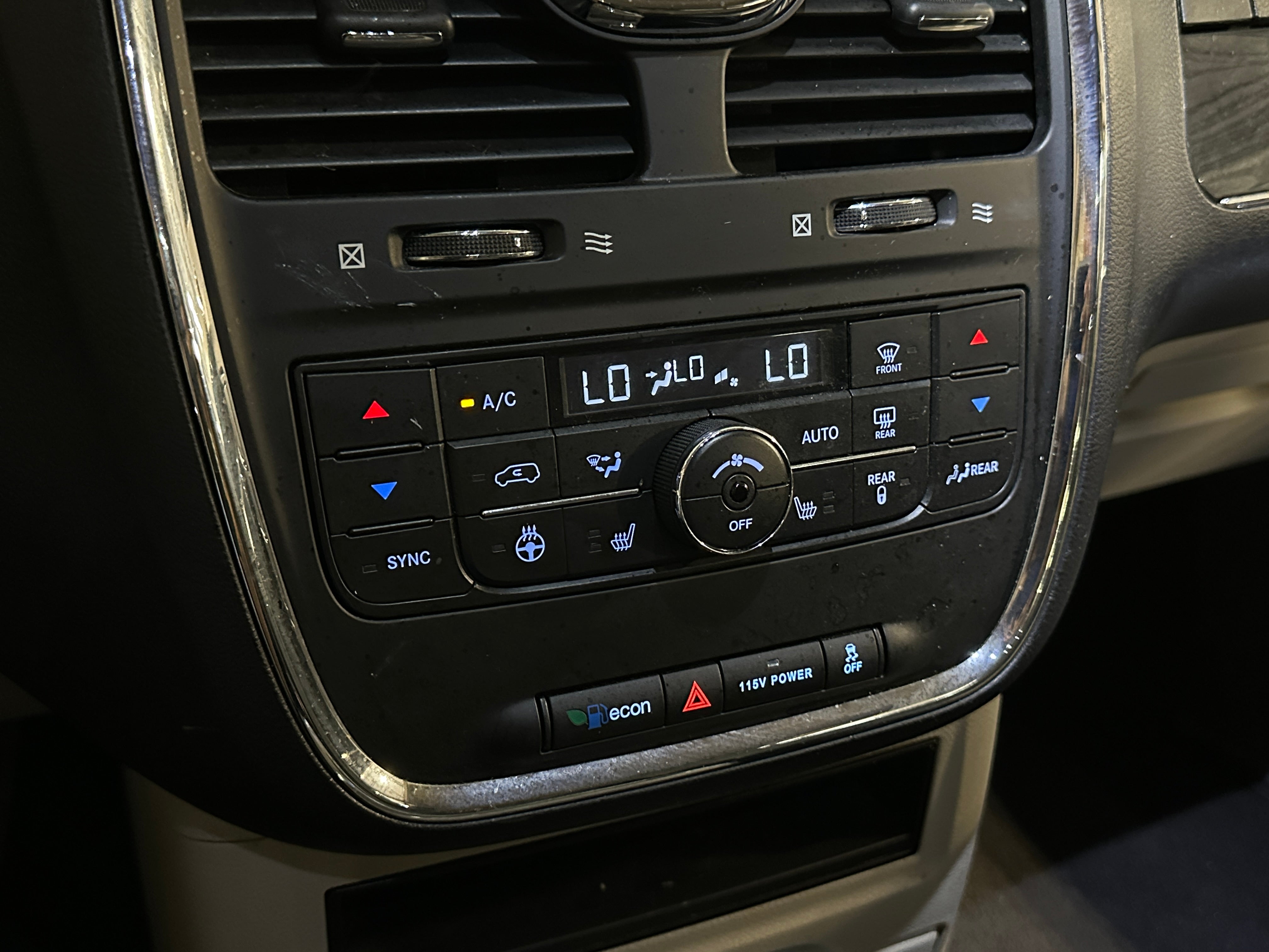 2015 Chrysler Town & Country Touring 3