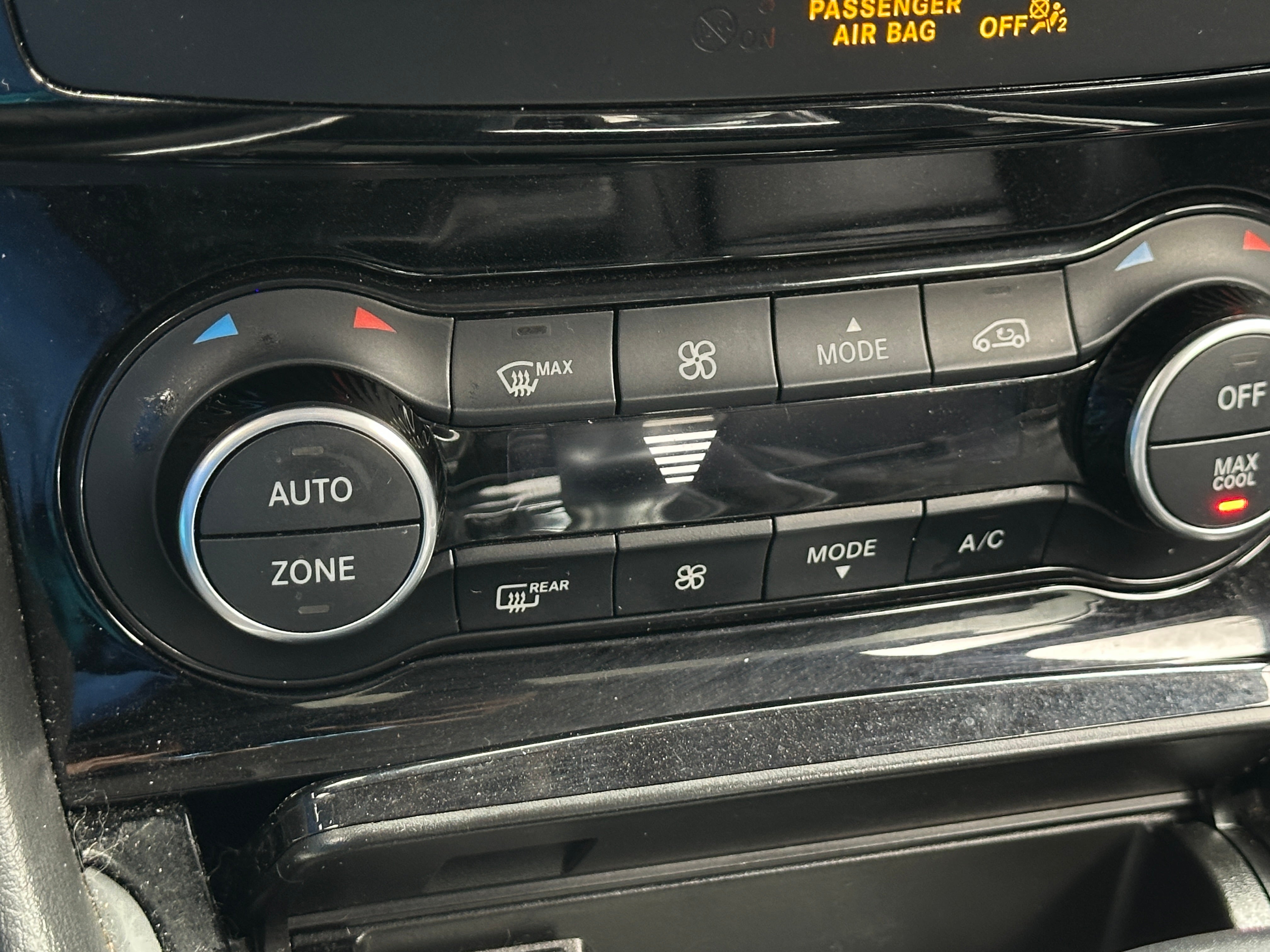2017 INFINITI QX30 Luxury 3