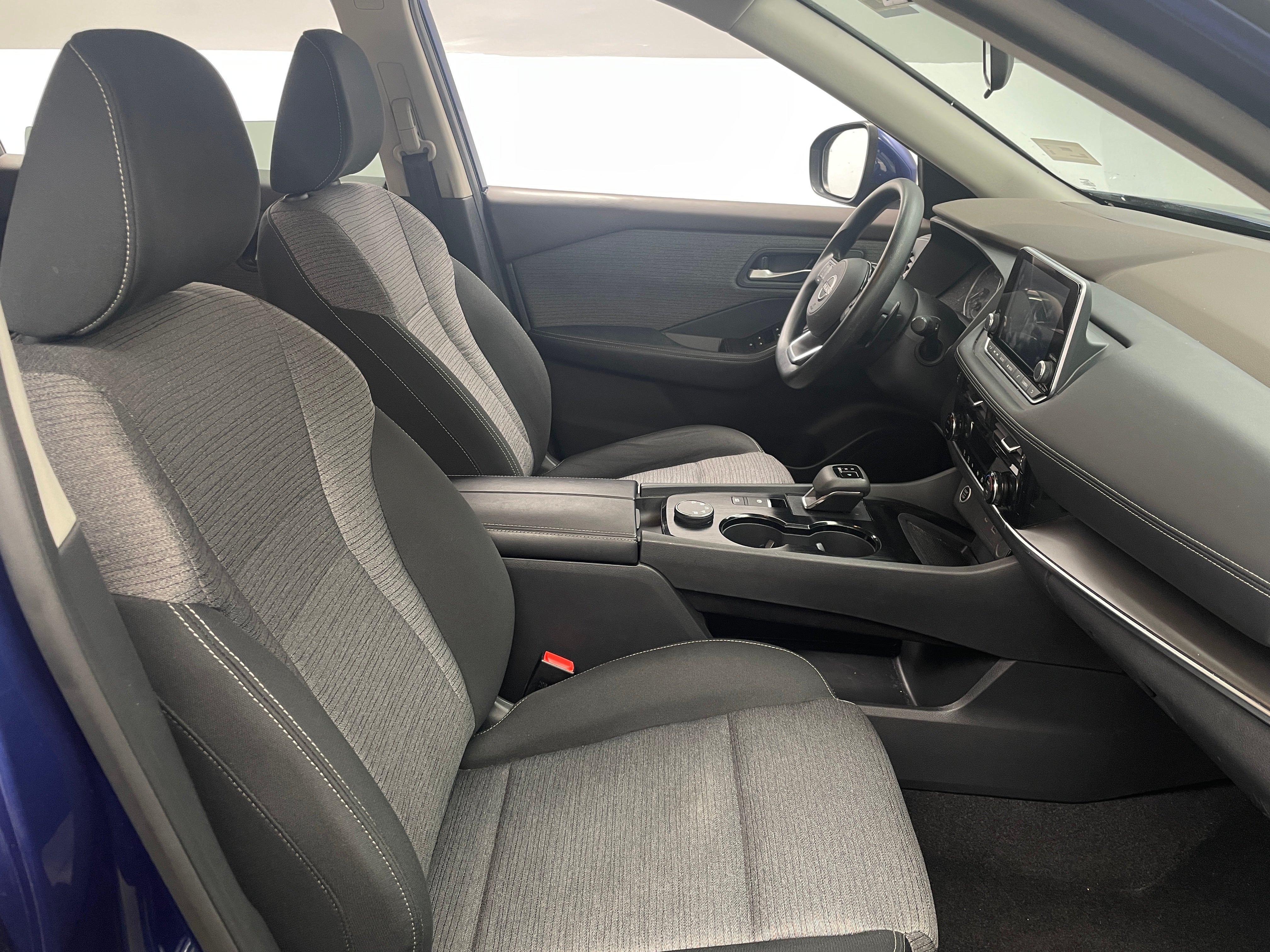 2022 Nissan Rogue SV 2