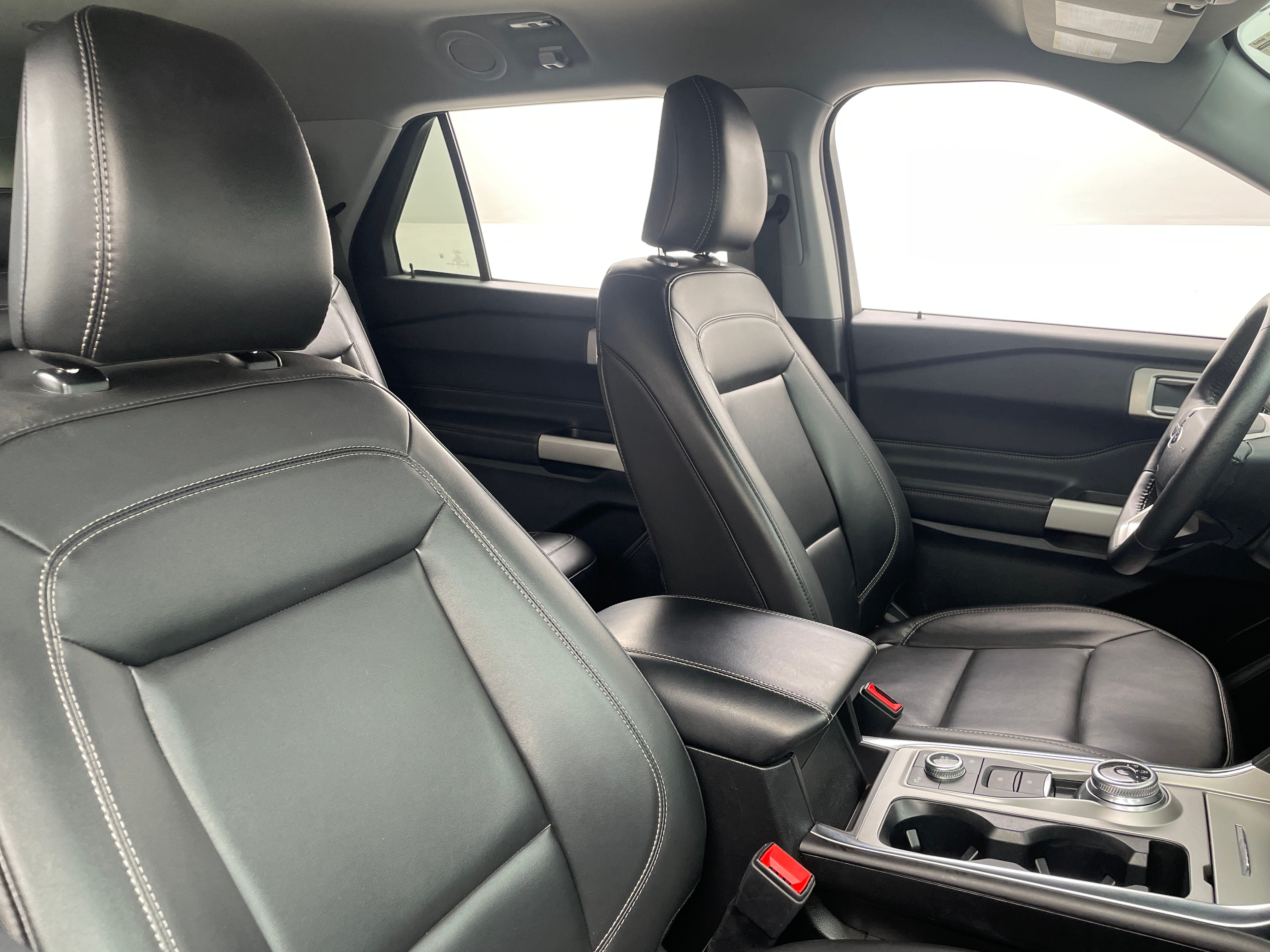 2024 Ford Explorer XLT 2