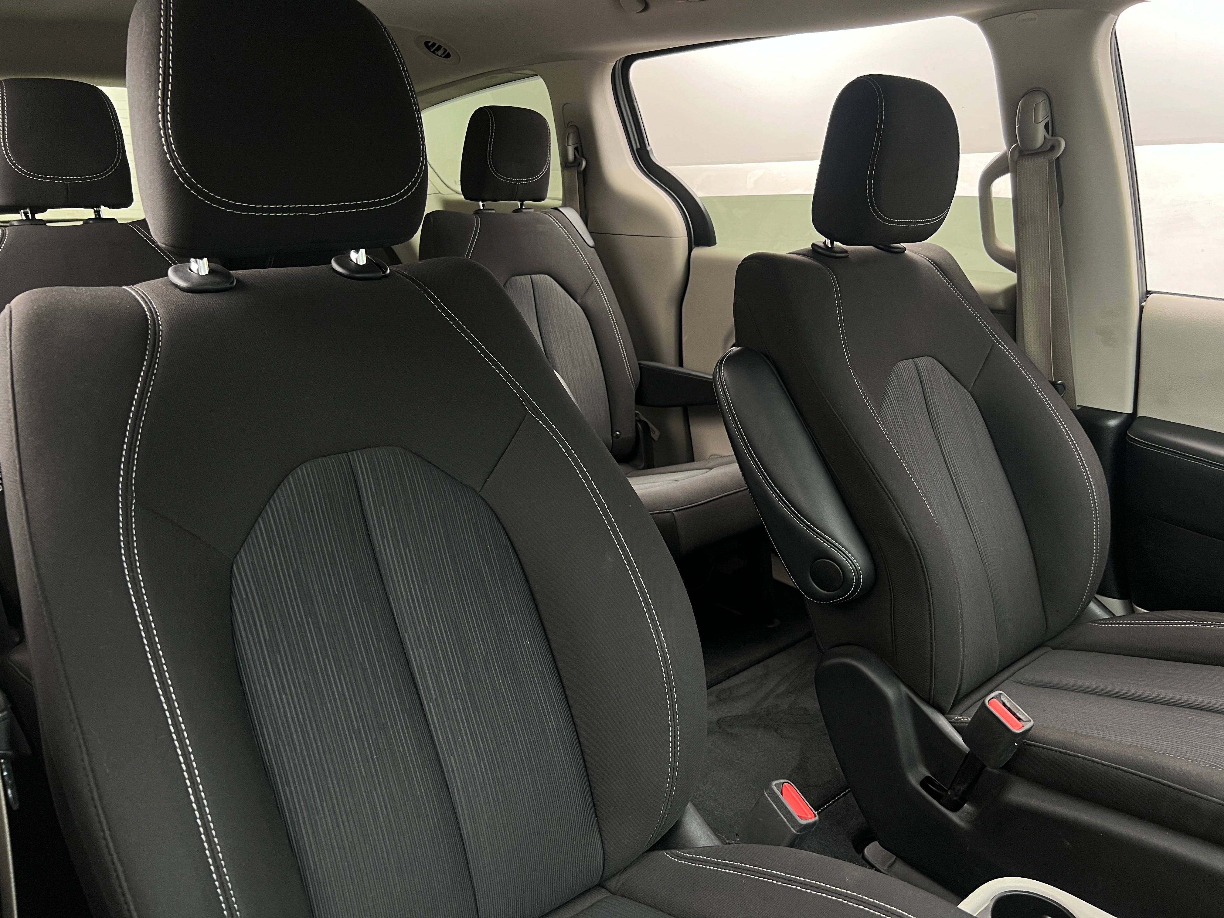 2023 Chrysler Voyager LX 2