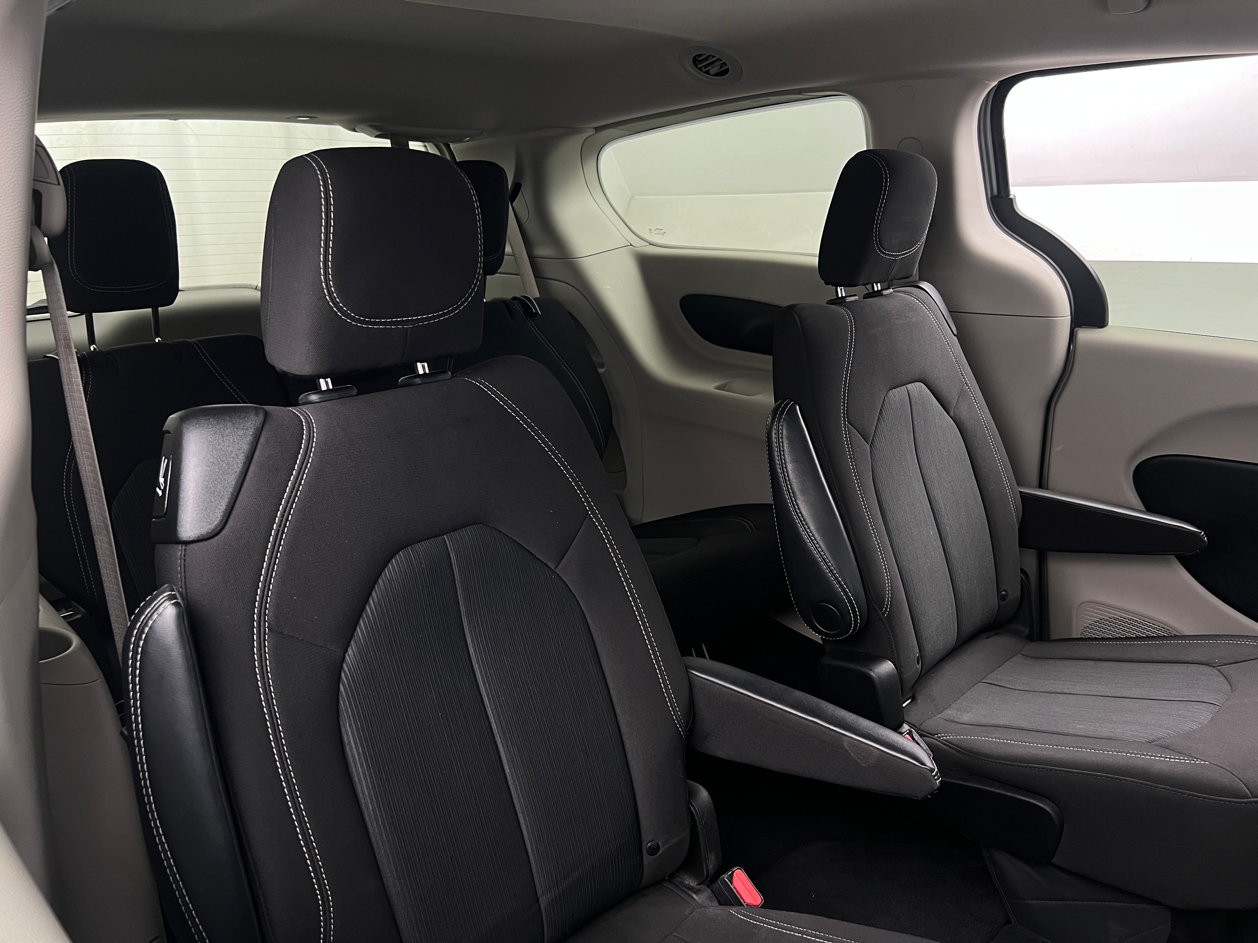 2023 Chrysler Voyager LX 6