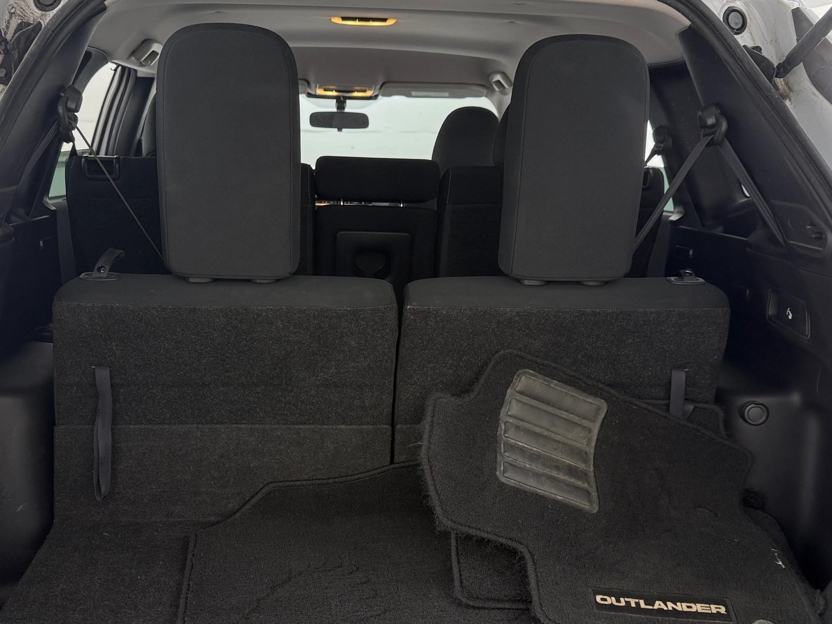 2022 Mitsubishi Outlander ES 7