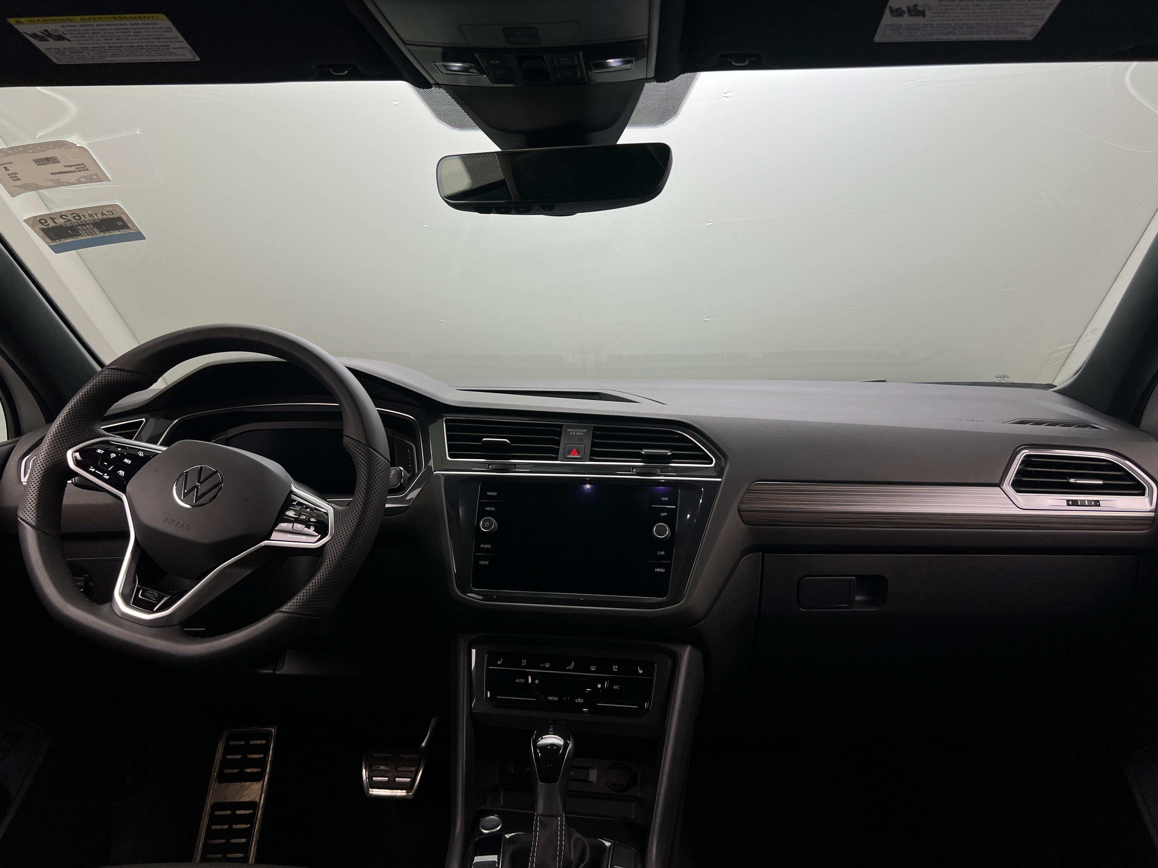 2022 Volkswagen Tiguan SE R-Line 2