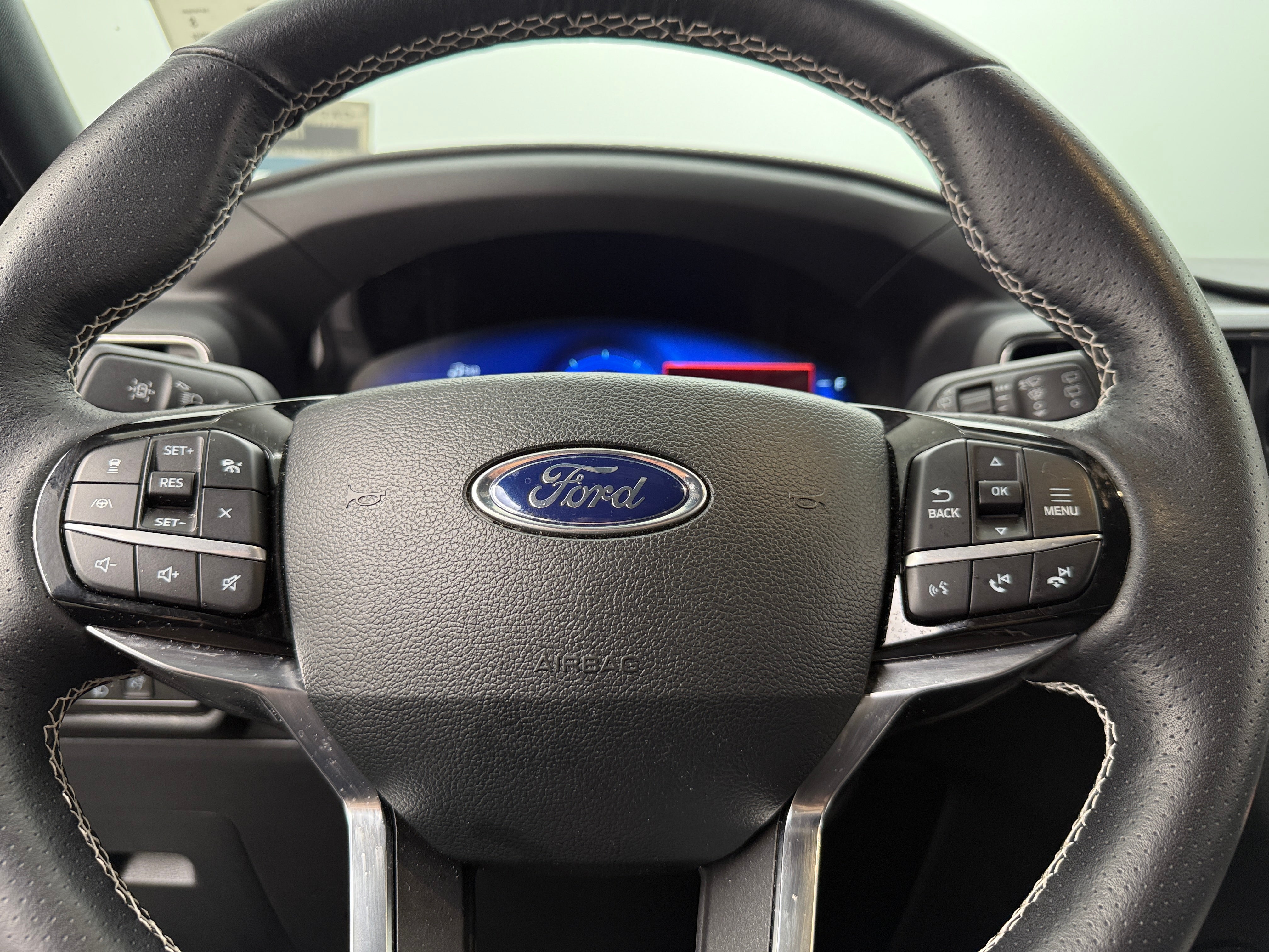 2023 Ford Explorer ST 4