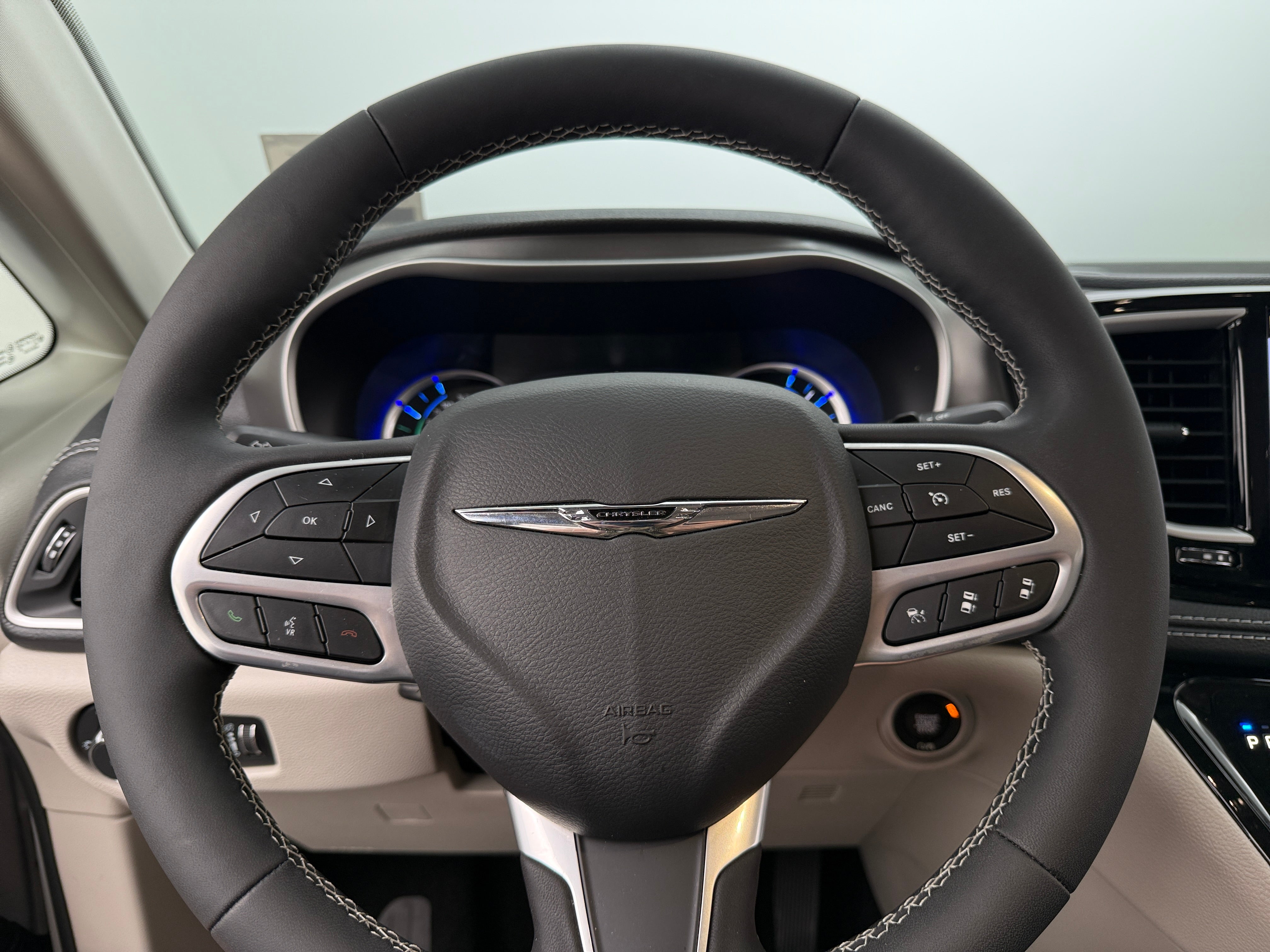 2022 Chrysler Pacifica Hybrid Touring L 4