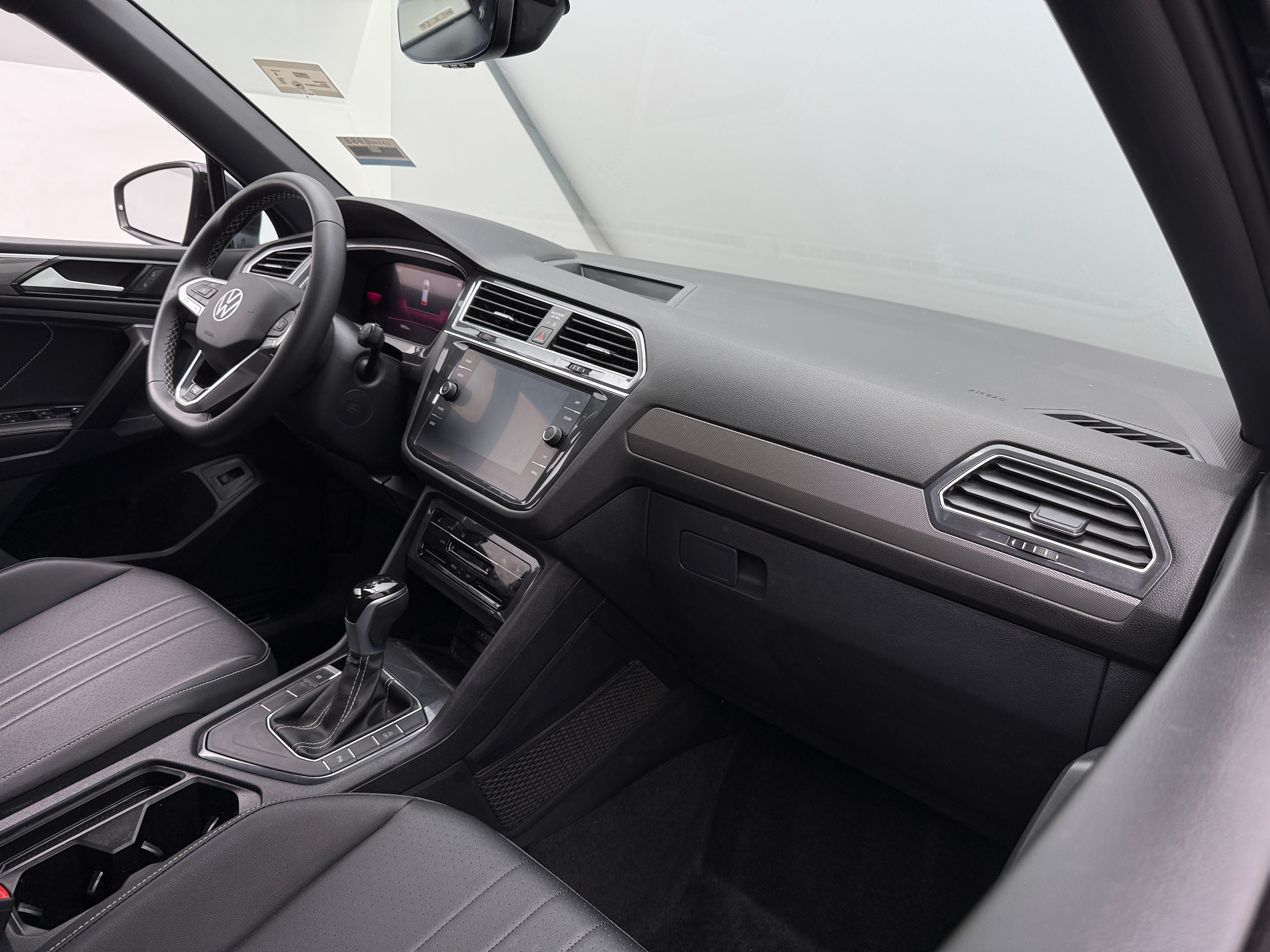 2023 Volkswagen Tiguan SE R-Line Black 2