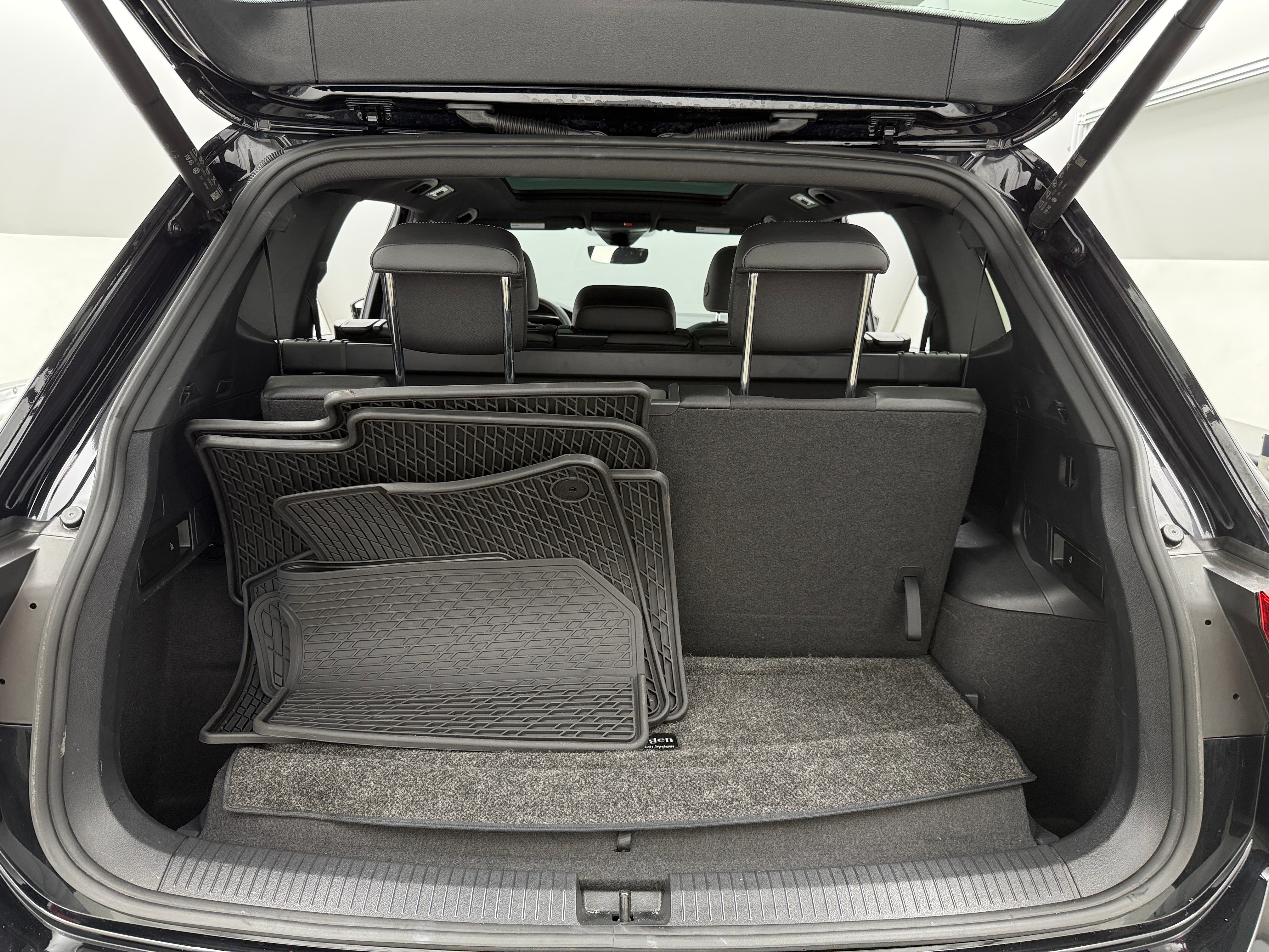 2023 Volkswagen Tiguan SE R-Line Black 6