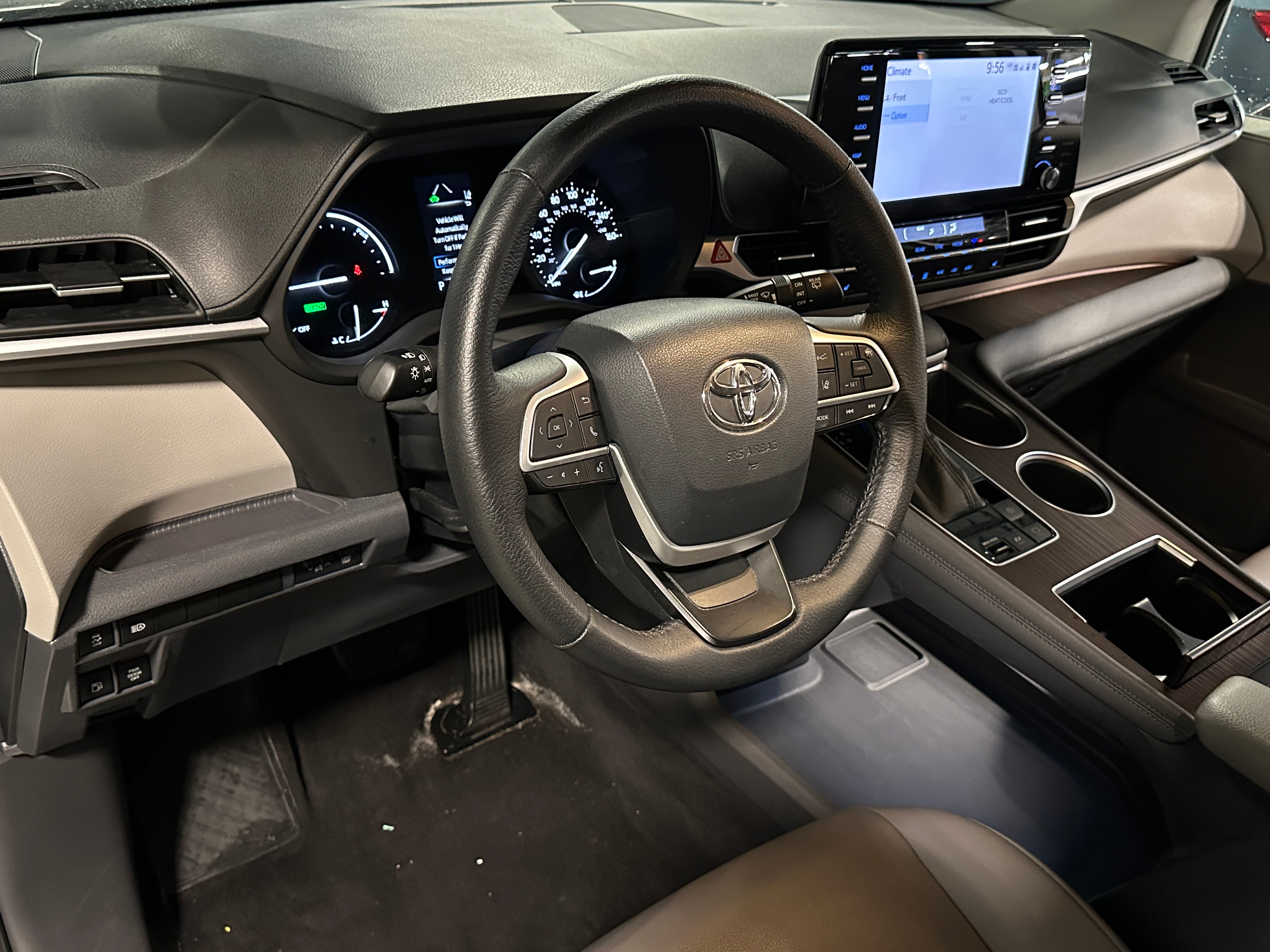 2022 Toyota Sienna XLE 2