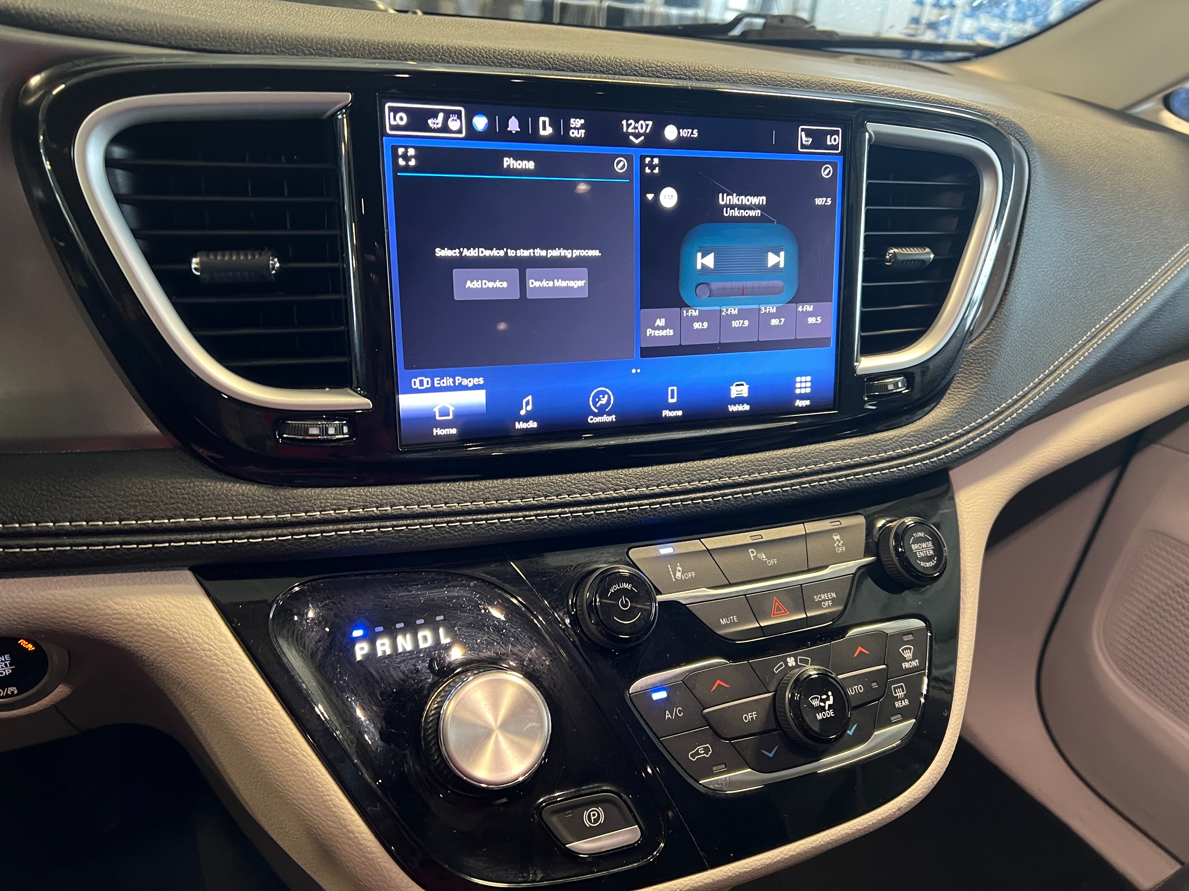2023 Chrysler Pacifica Hybrid Touring L 3