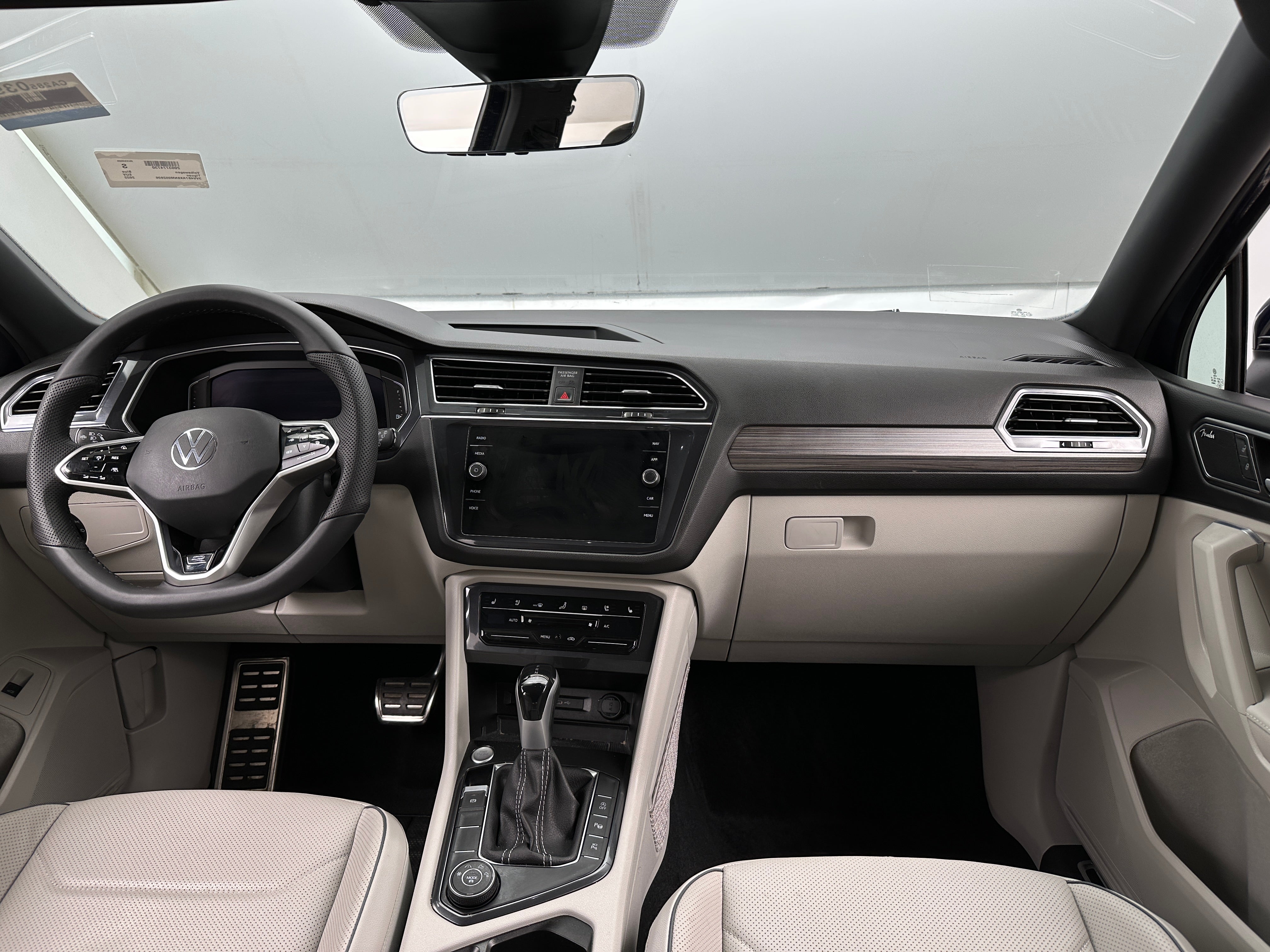 2022 Volkswagen Tiguan SE R-Line 2