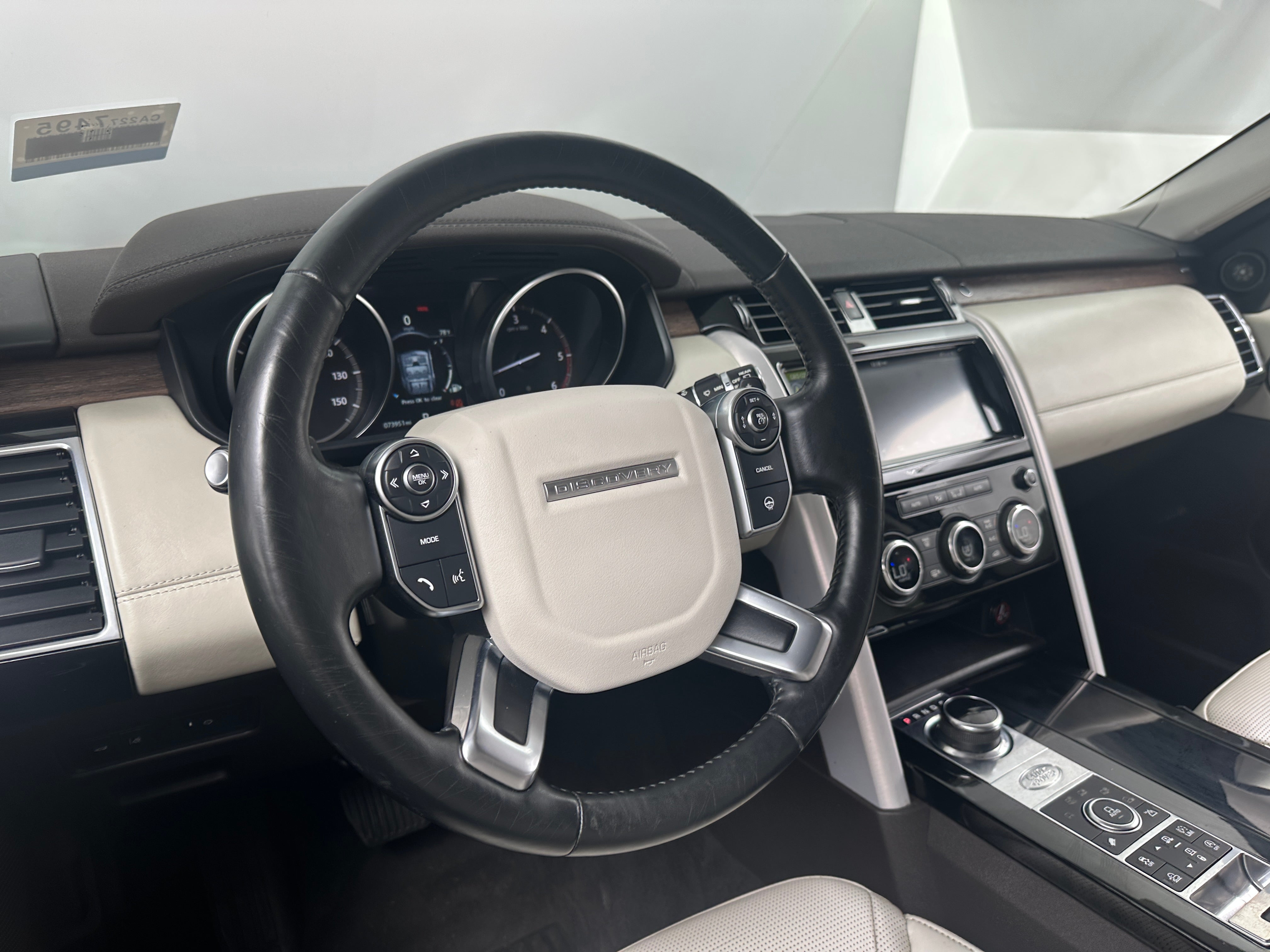2017 Land Rover Discovery HSE Luxury 2