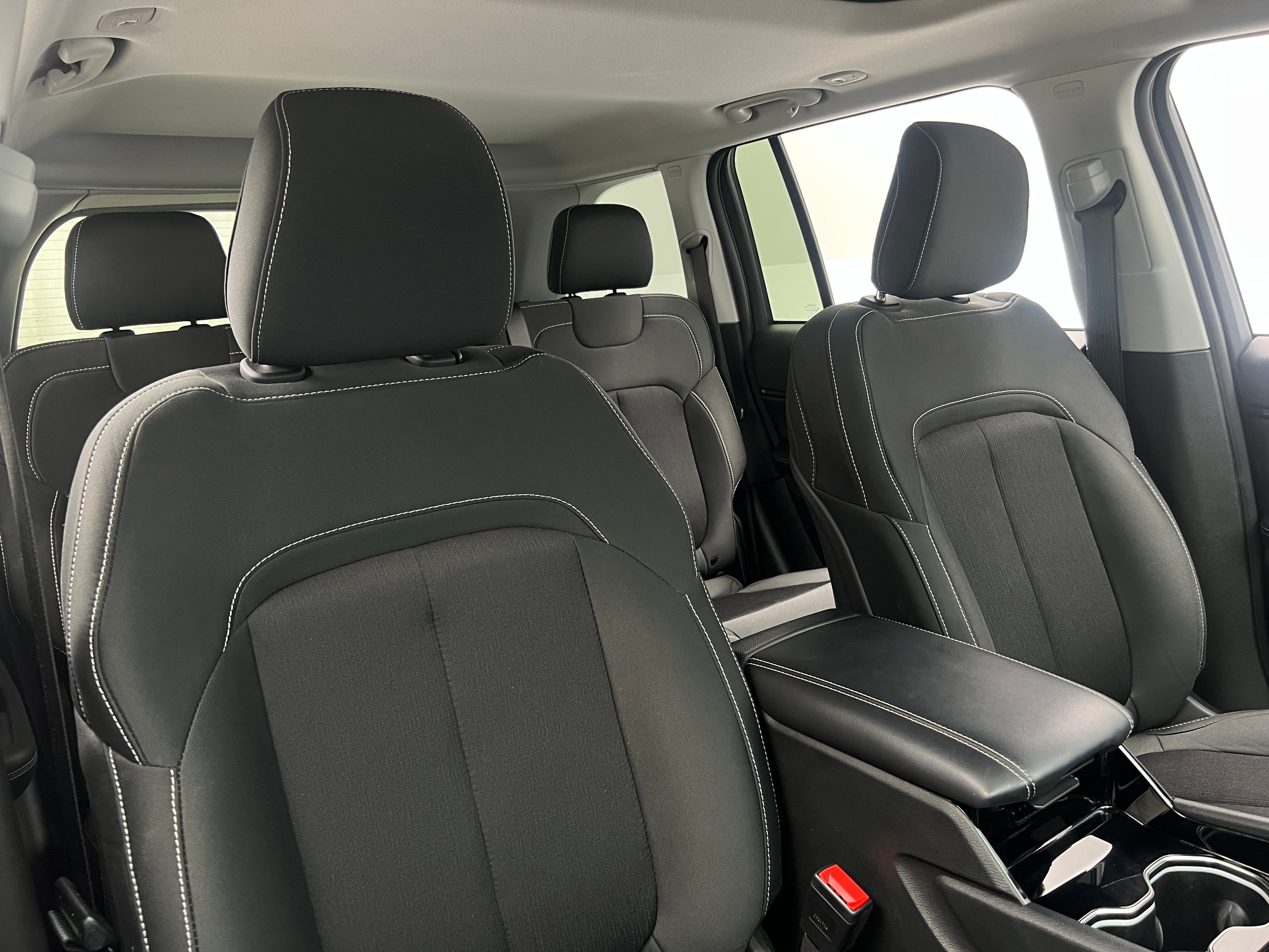2023 Jeep Grand Cherokee Laredo 2