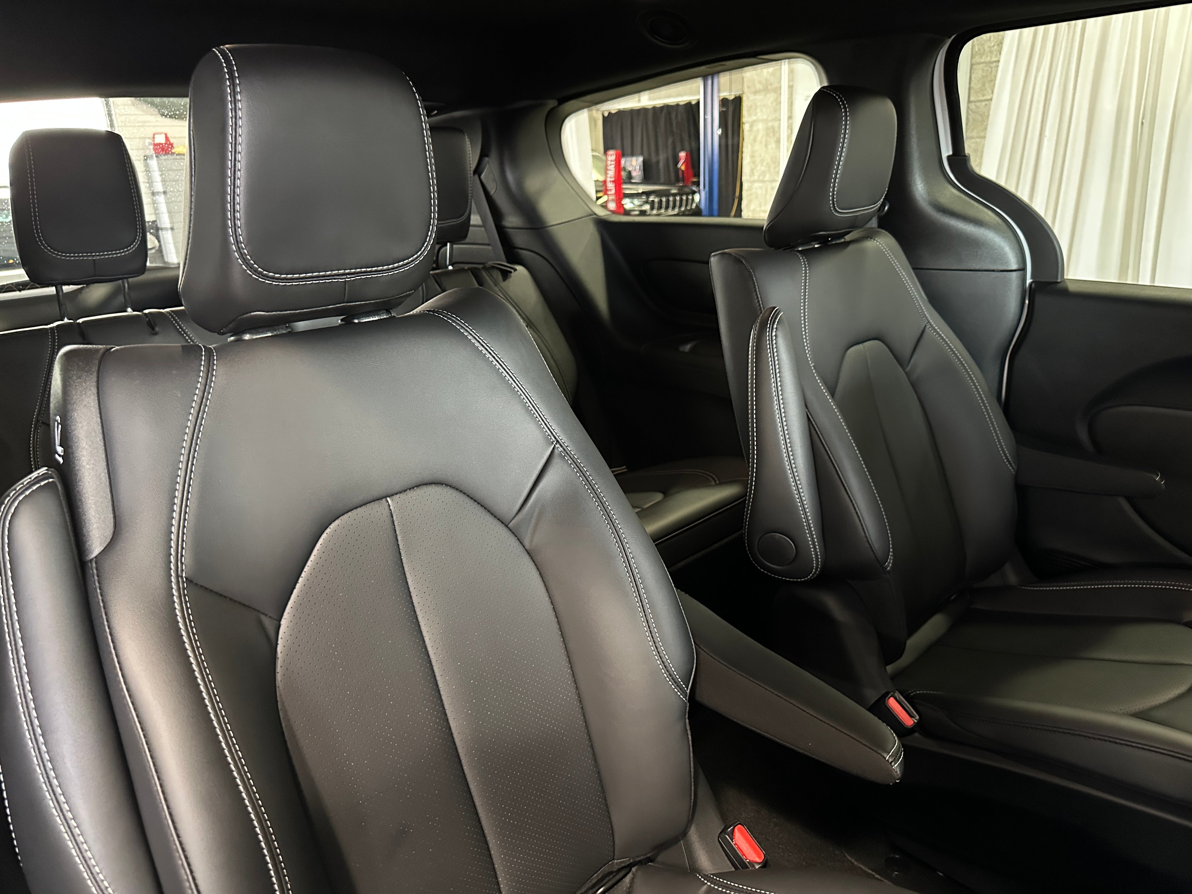 2025 Chrysler Pacifica Hybrid Select 5