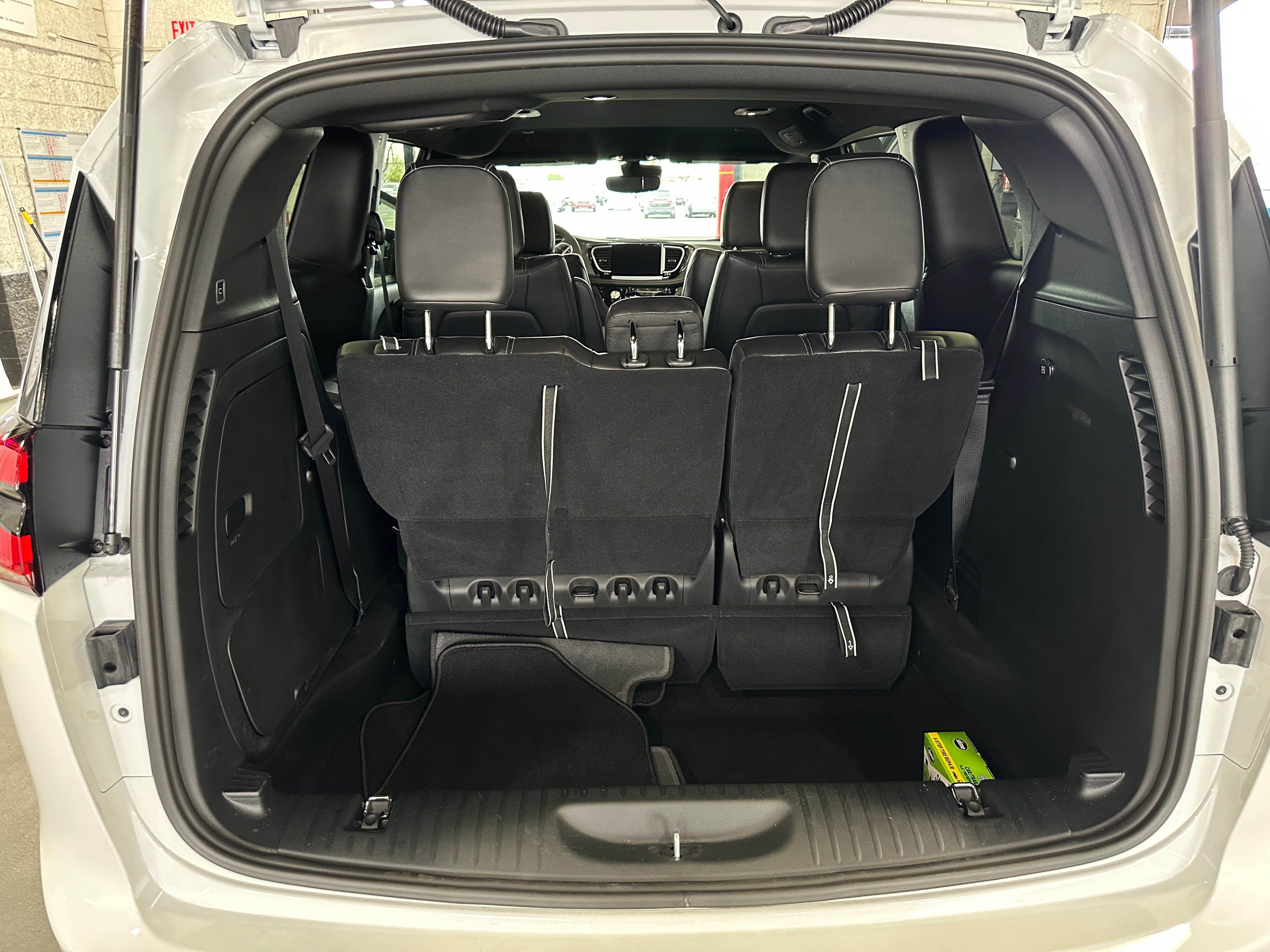 2025 Chrysler Pacifica Hybrid Select 6