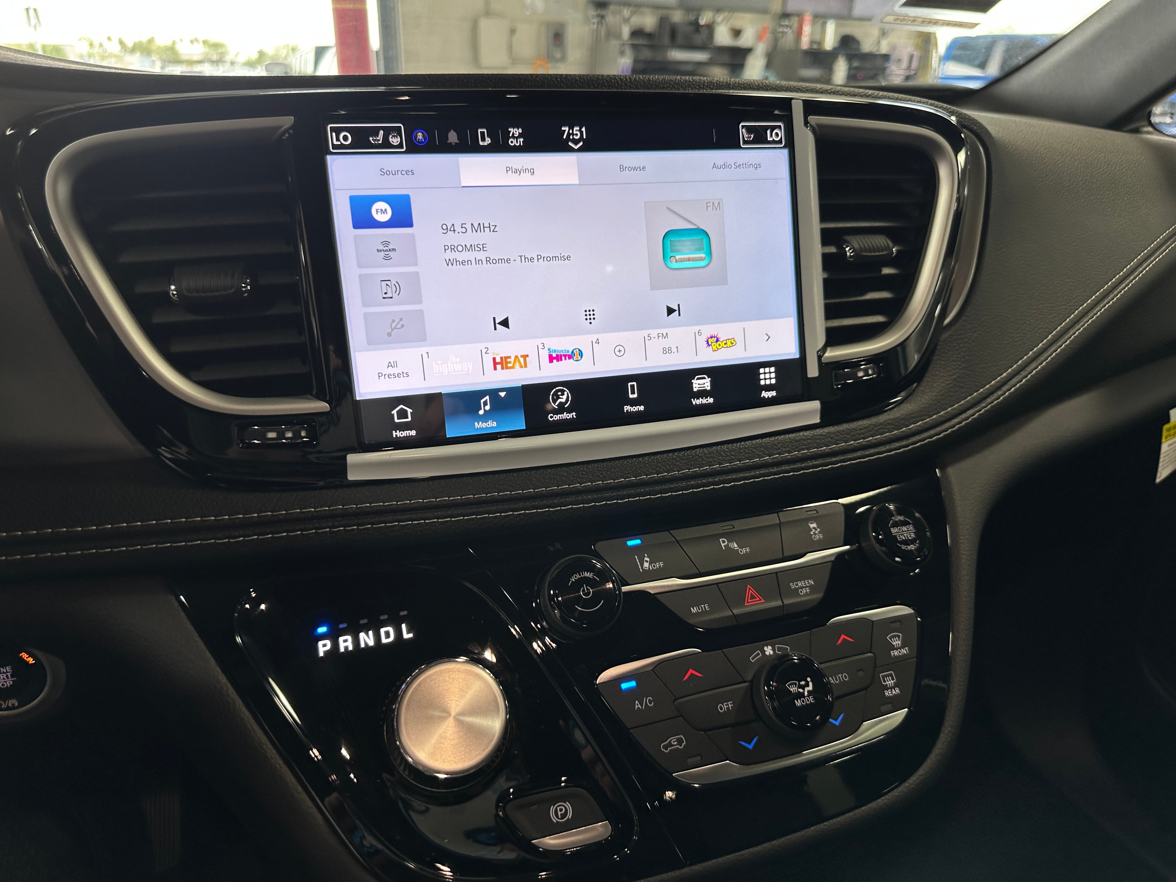2025 Chrysler Pacifica Hybrid Select 3