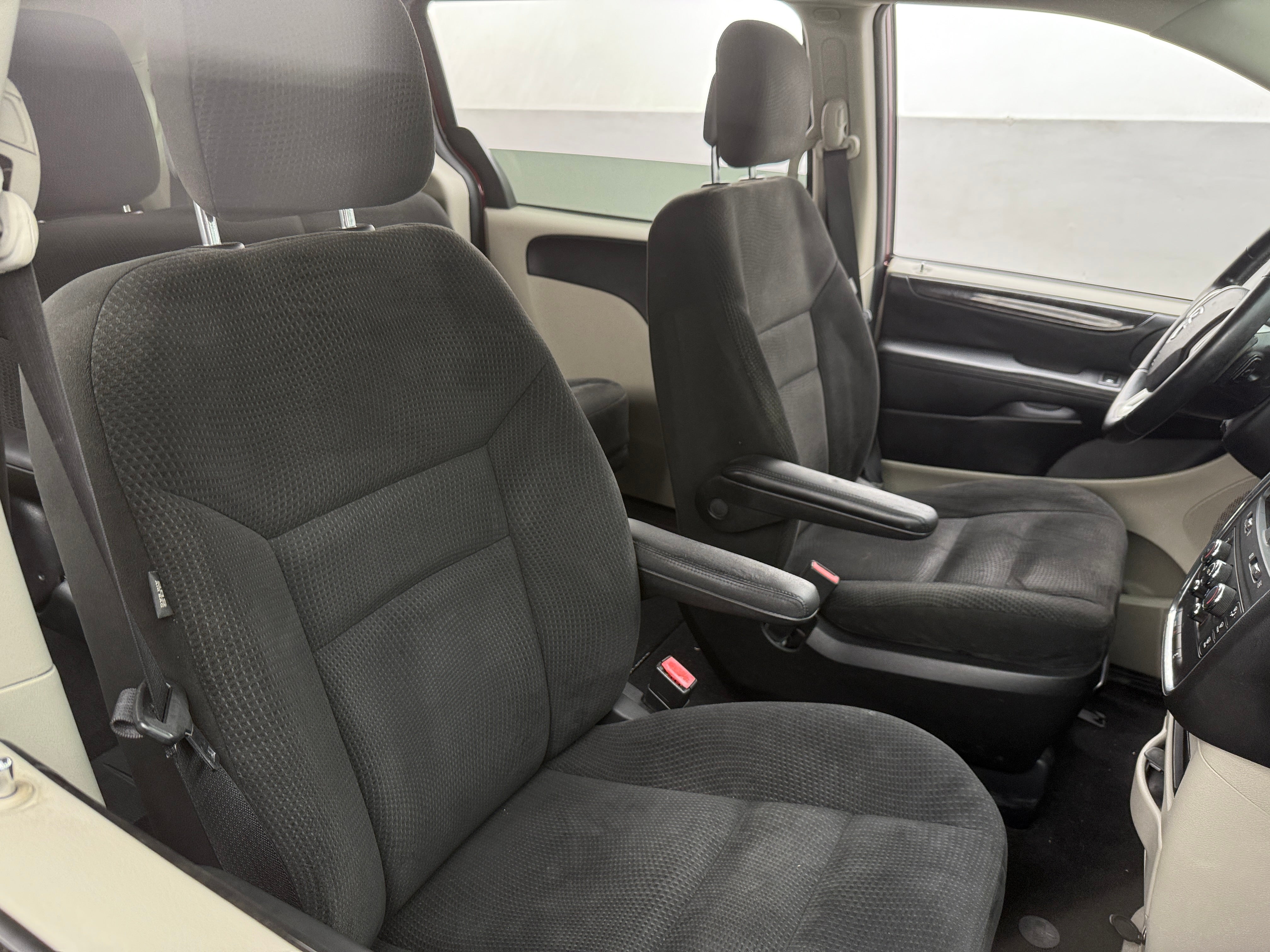 Thumbnail: 2017 Dodge Grand Caravan - 2