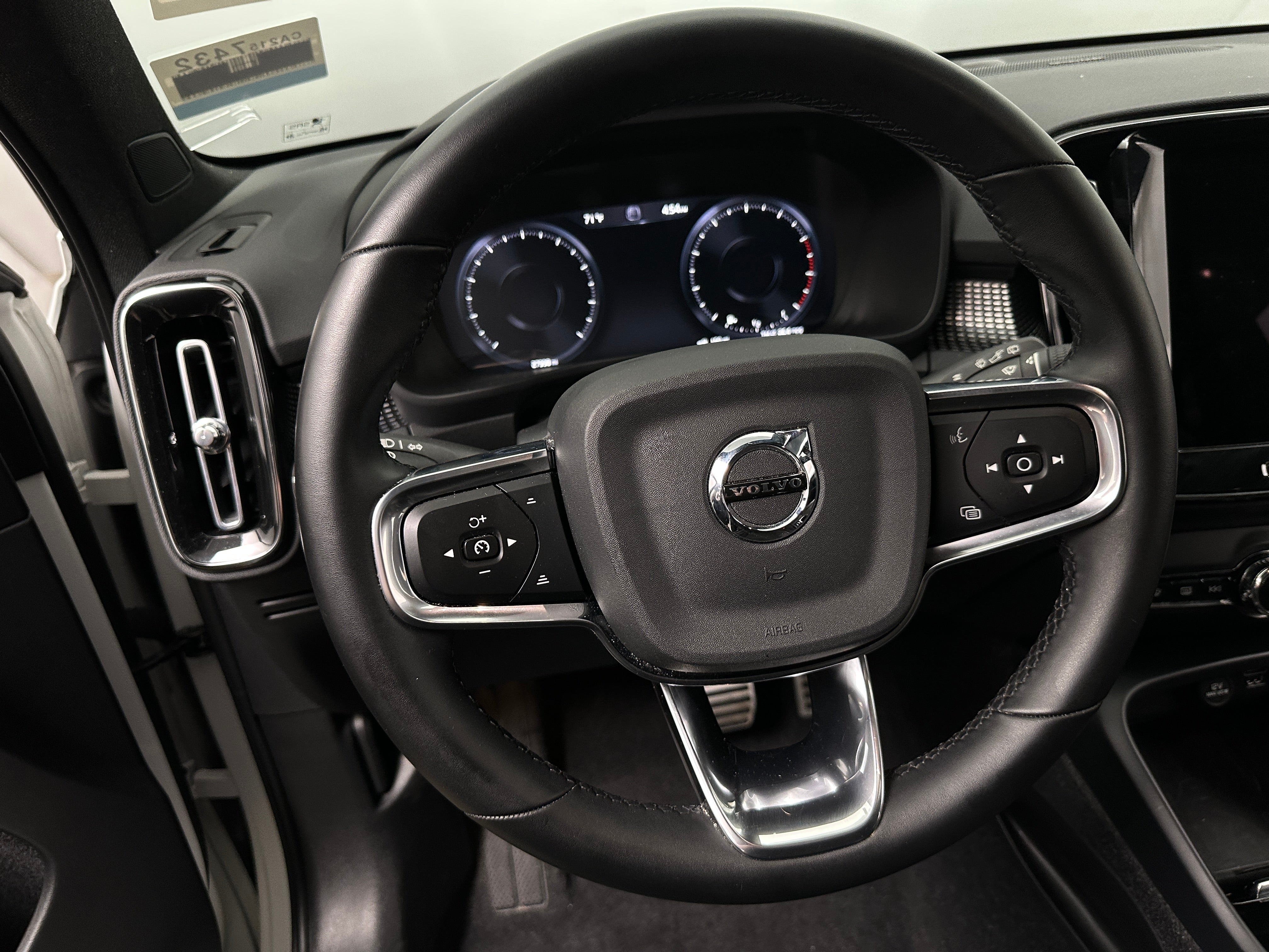 2022 Volvo XC40 T5 R-Design 4
