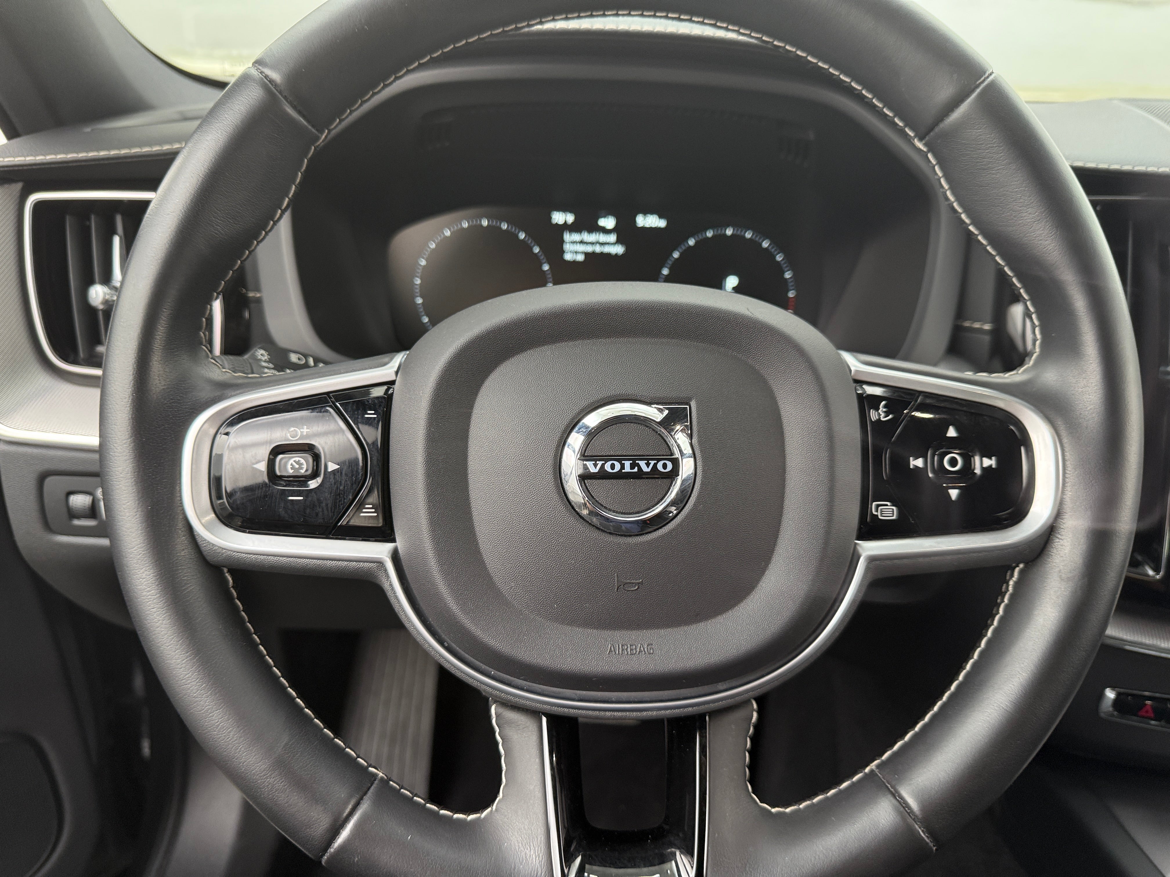 2021 Volvo XC60 T5 R-Design 4