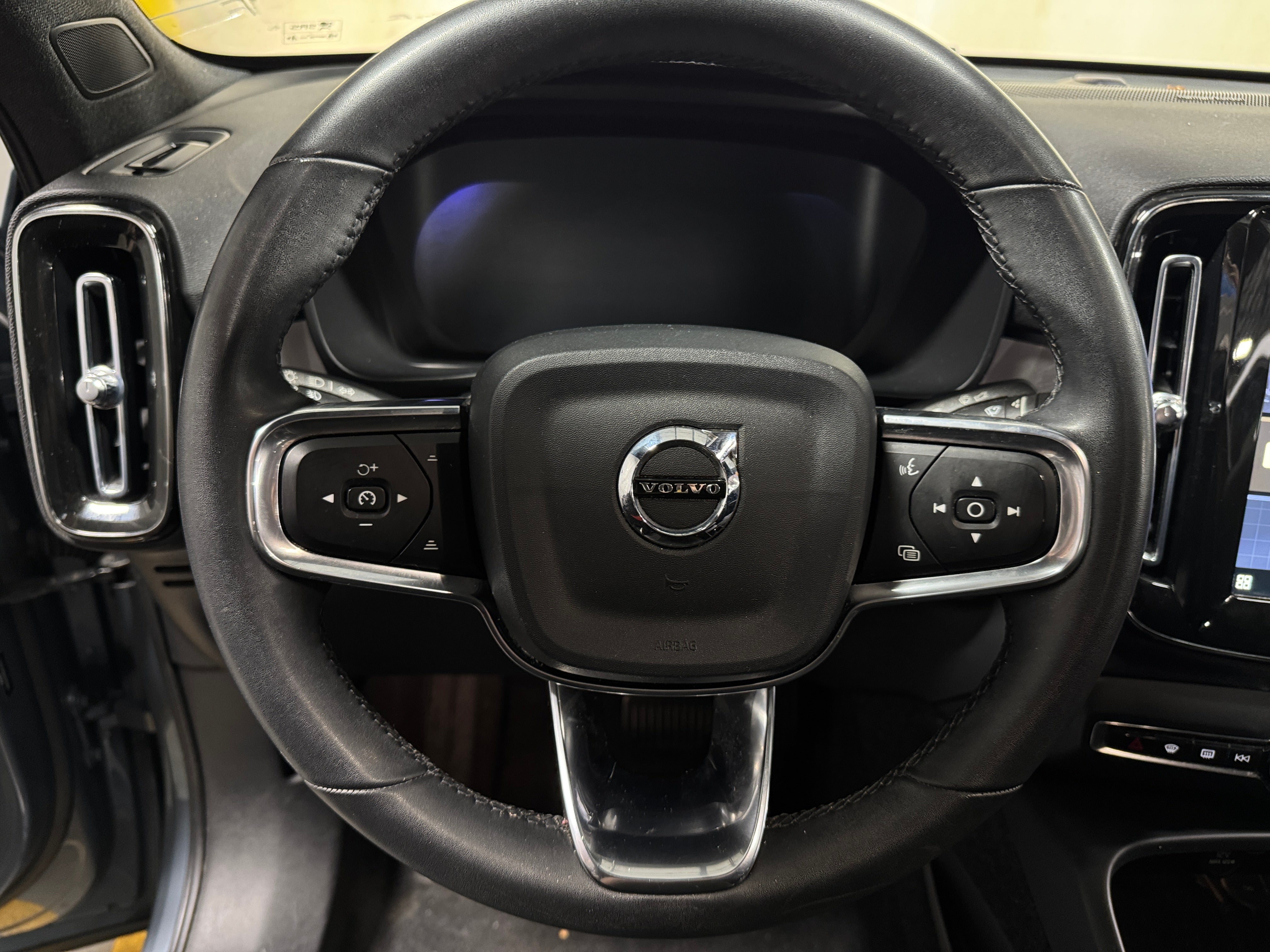 2022 Volvo C40 Ultimate 5