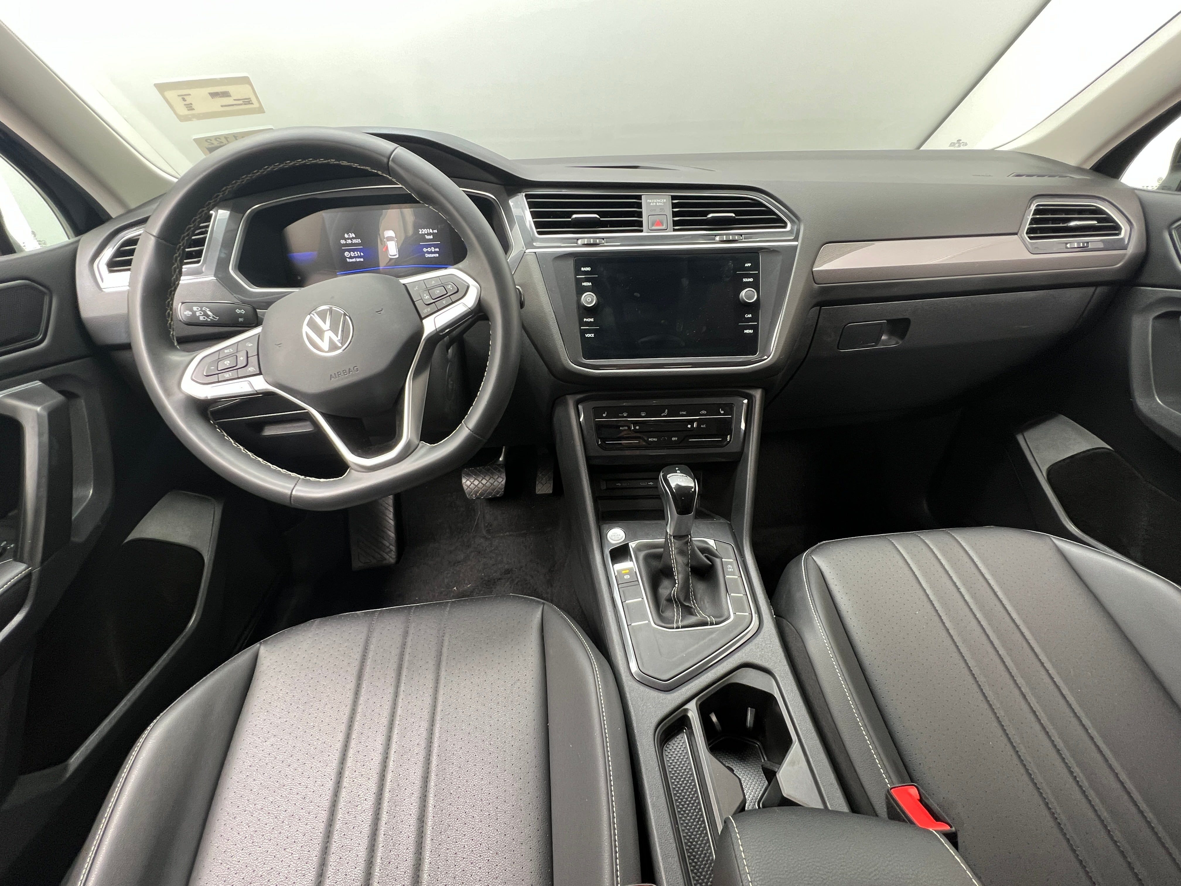 2023 Volkswagen Tiguan SE 2