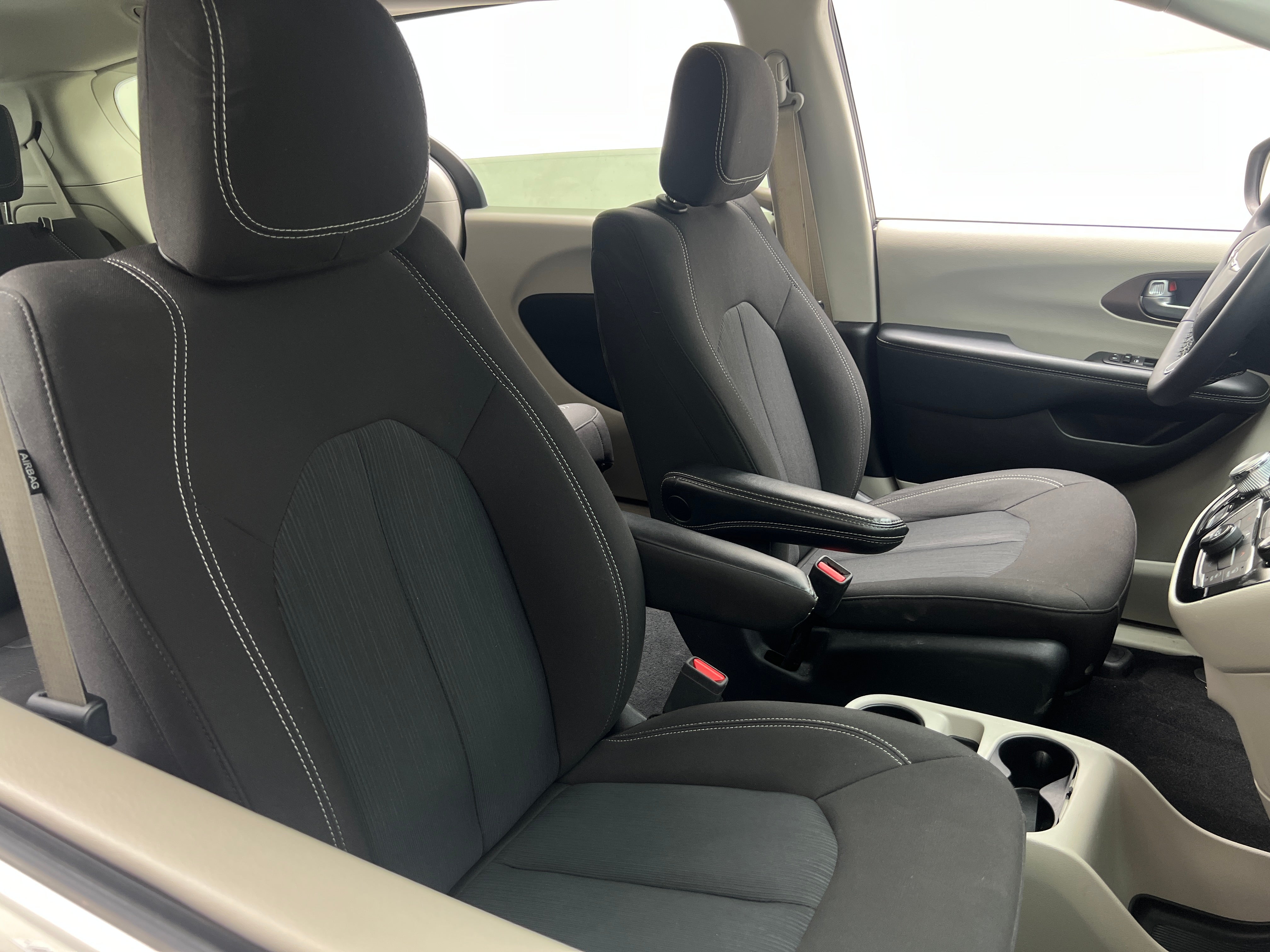 2023 Chrysler Voyager LX 2