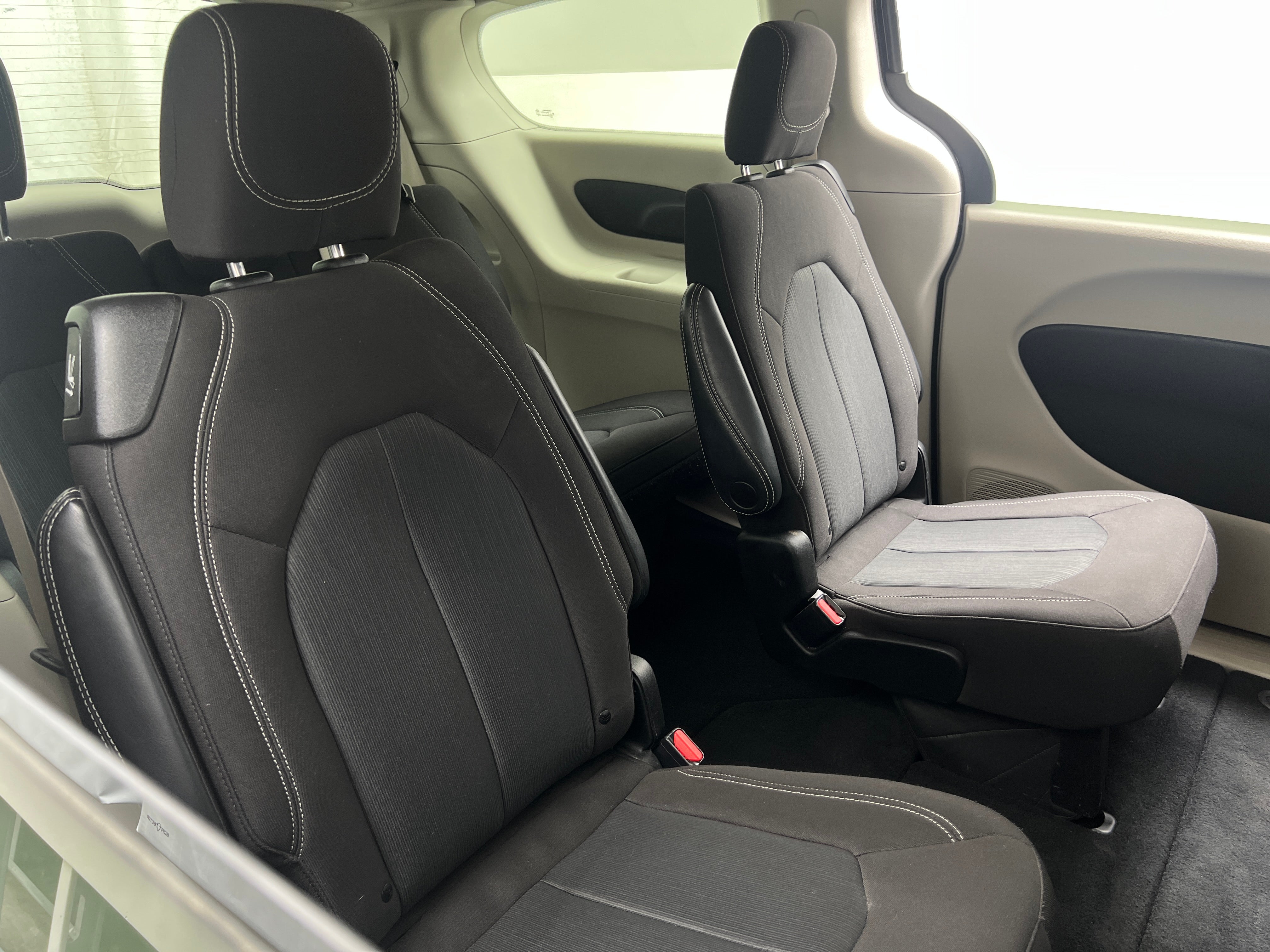 2023 Chrysler Voyager LX 6