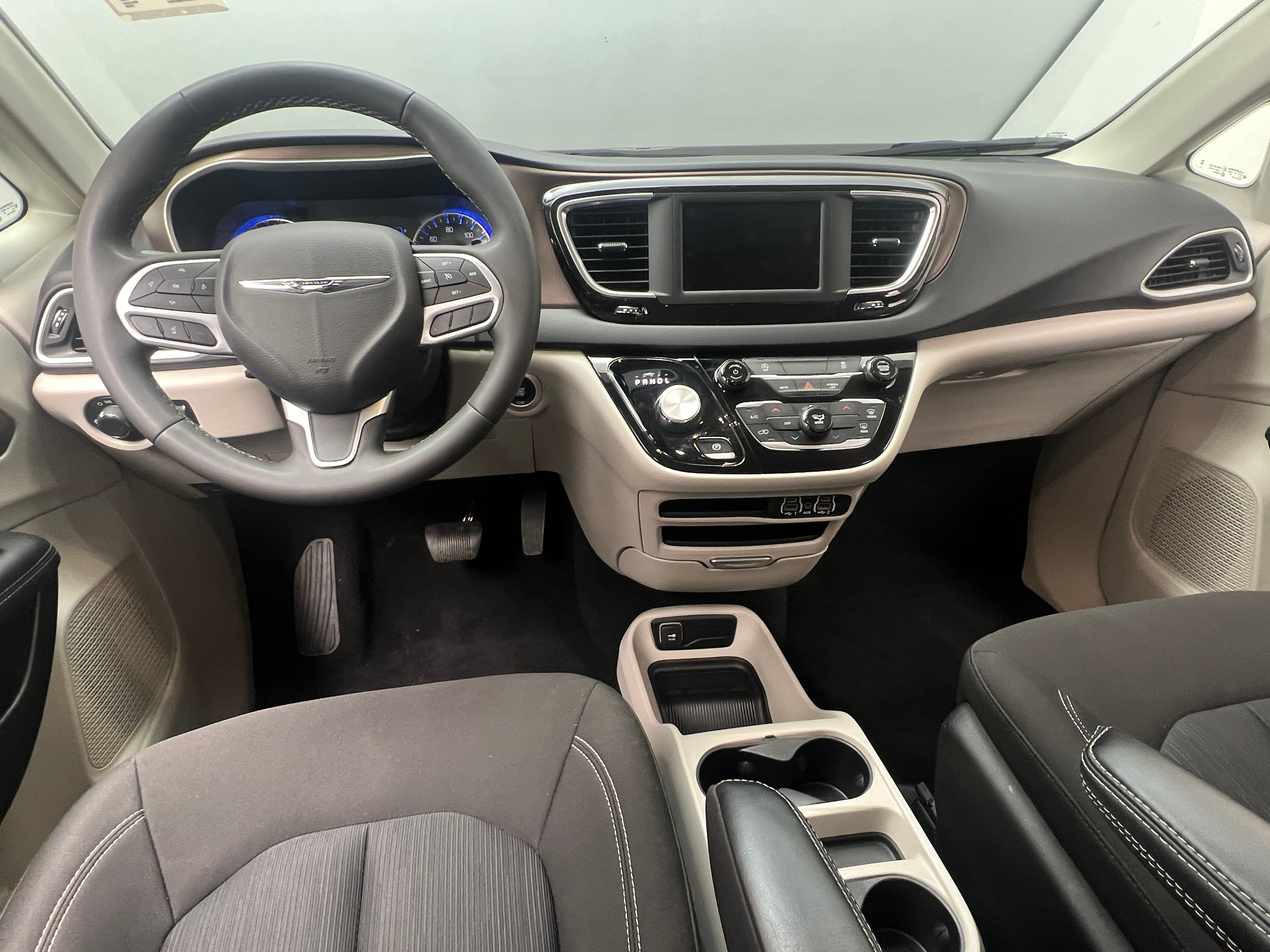2023 Chrysler Voyager LX 3