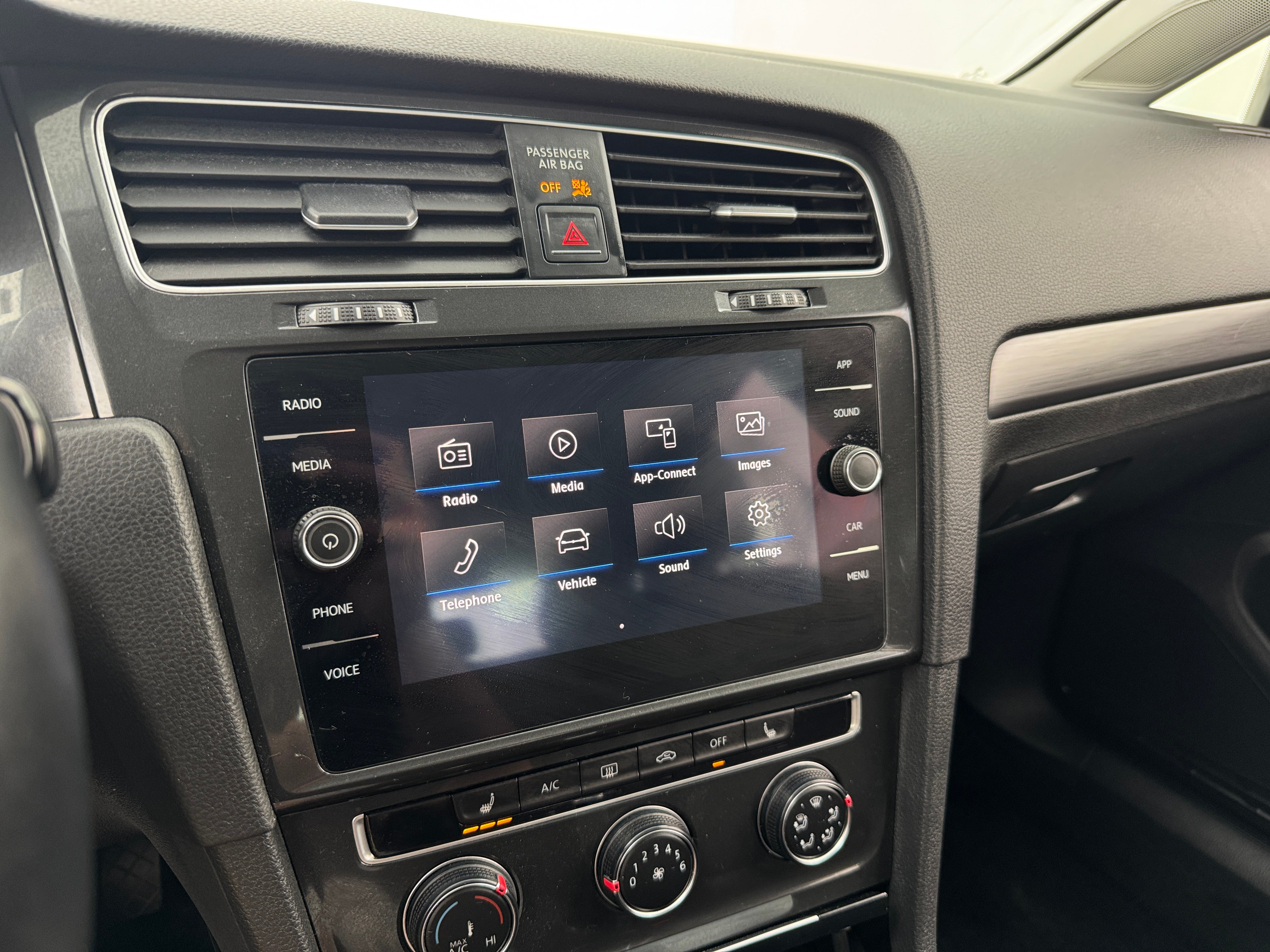 2018 Volkswagen Golf SE 3