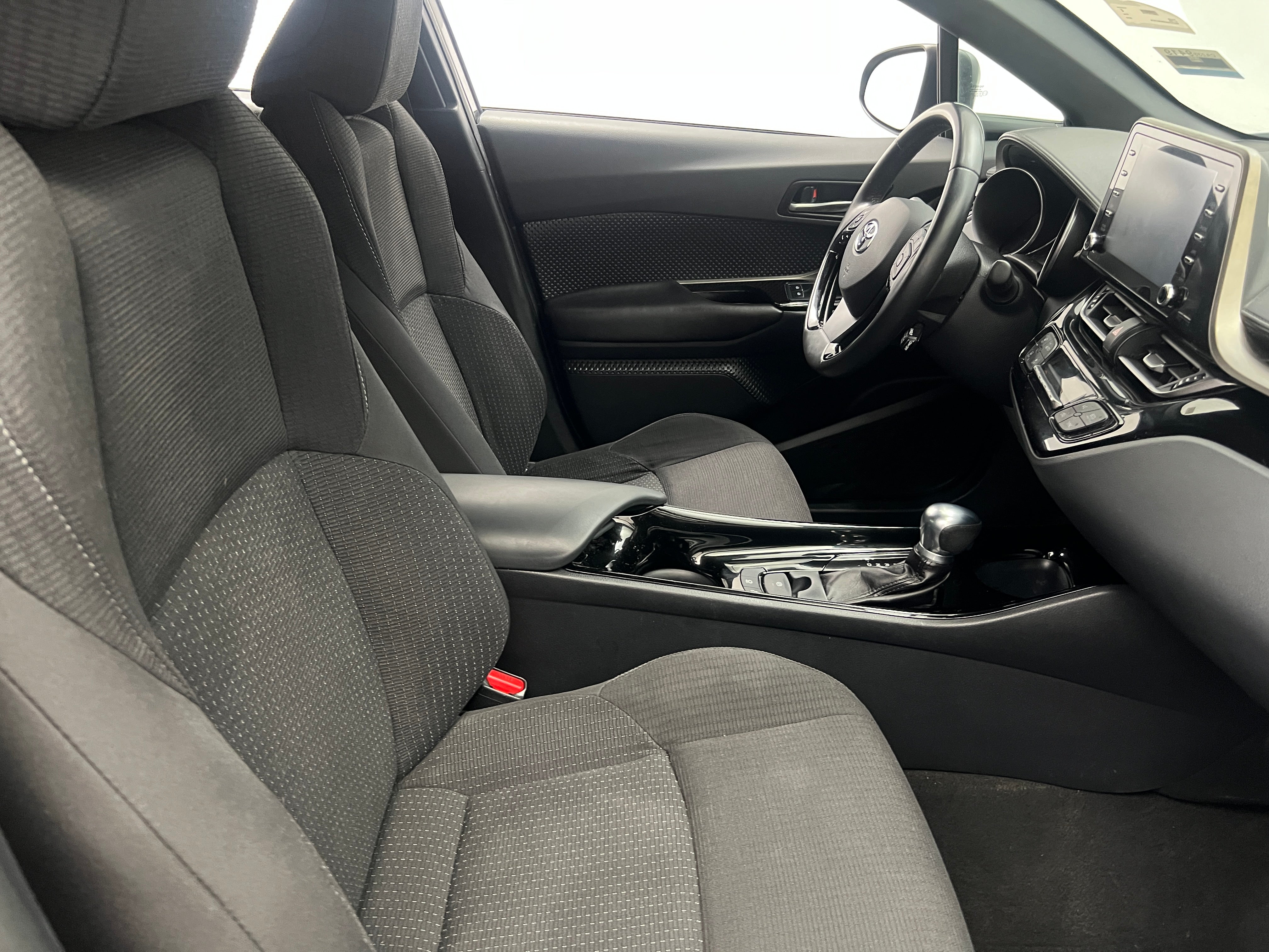 2019 Toyota C-HR XLE 2