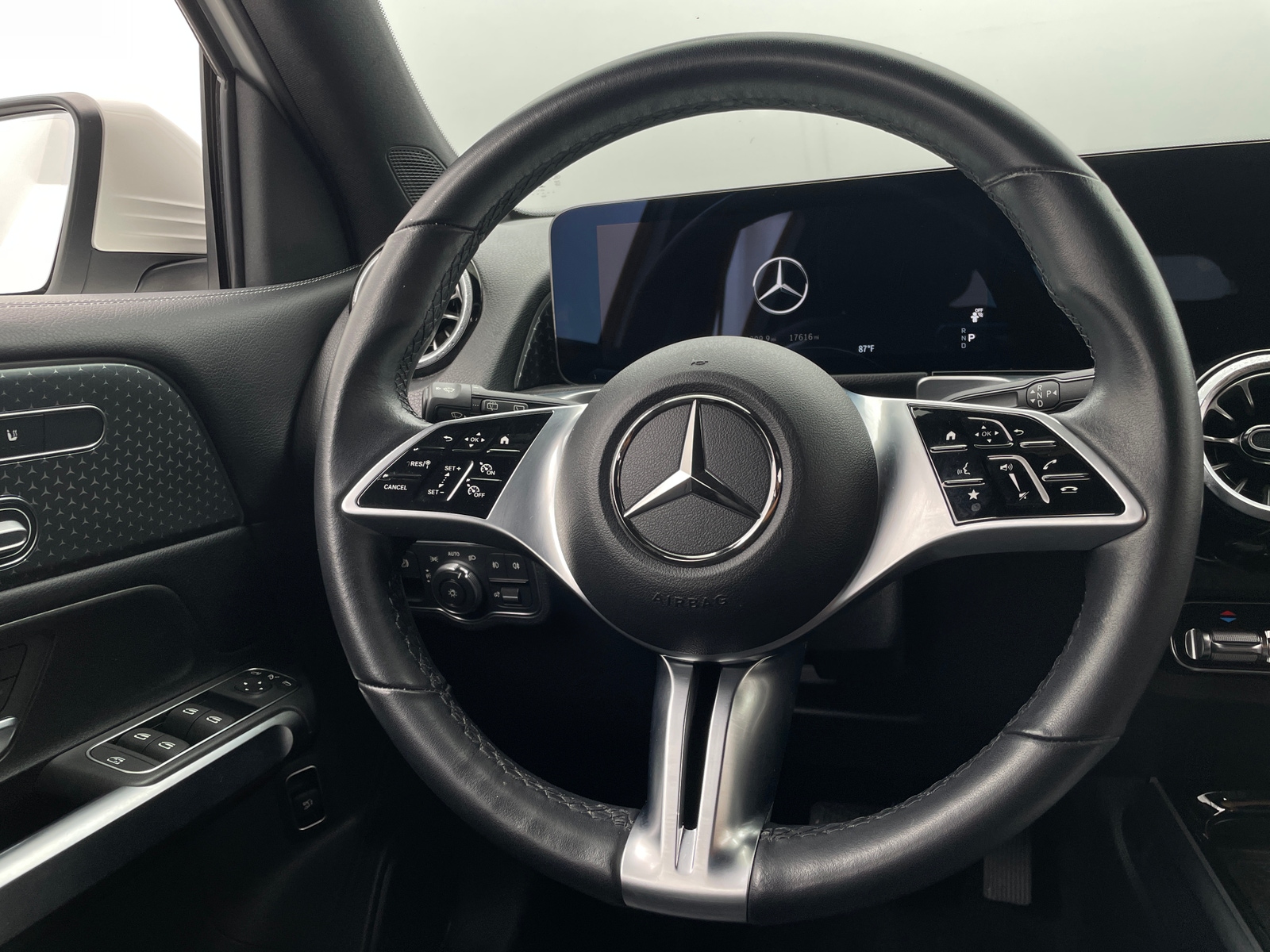 Thumbnail: 2024 Mercedes-Benz GLB - 4