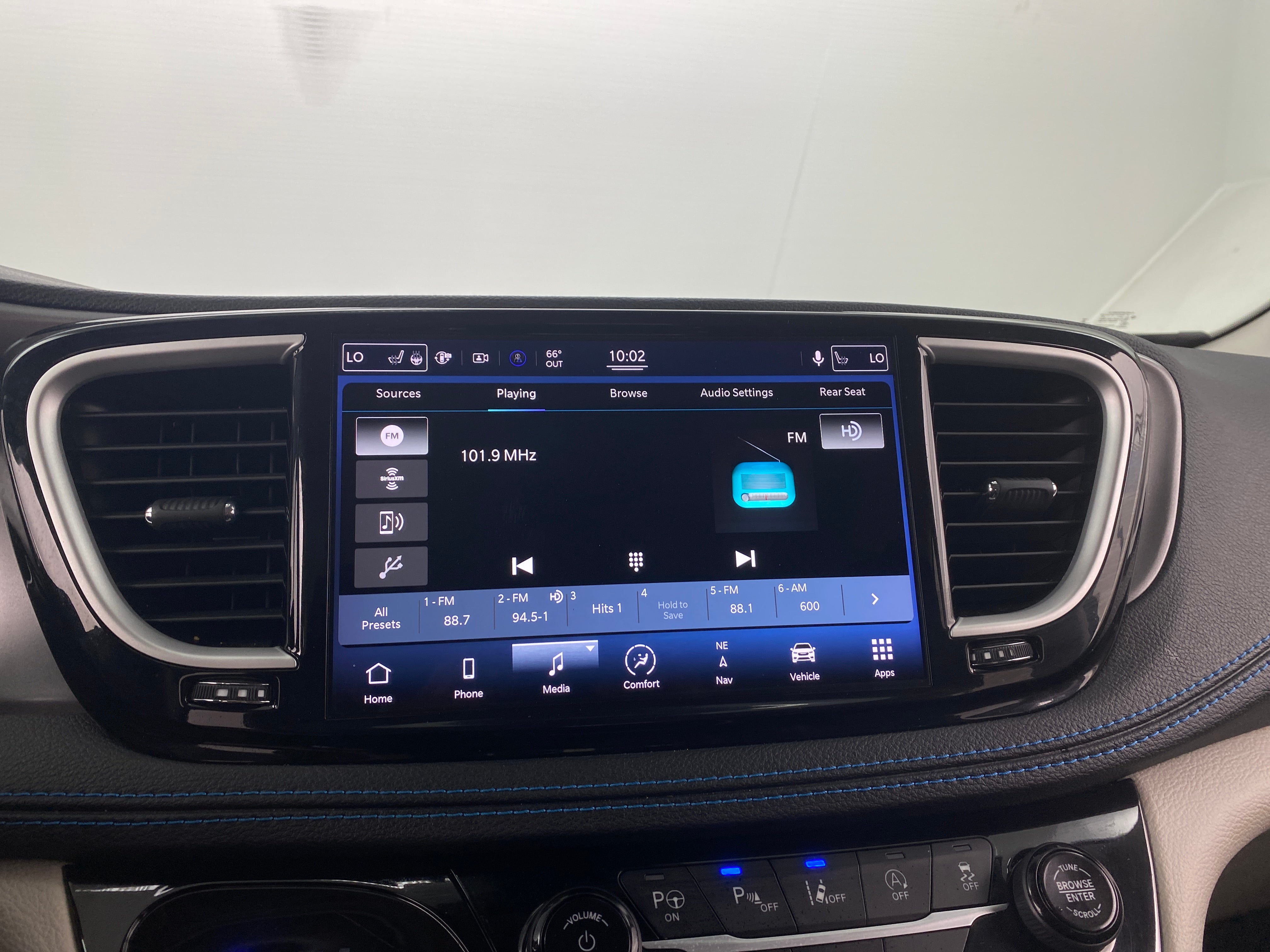 Thumbnail: 2021 Chrysler Pacifica - 3