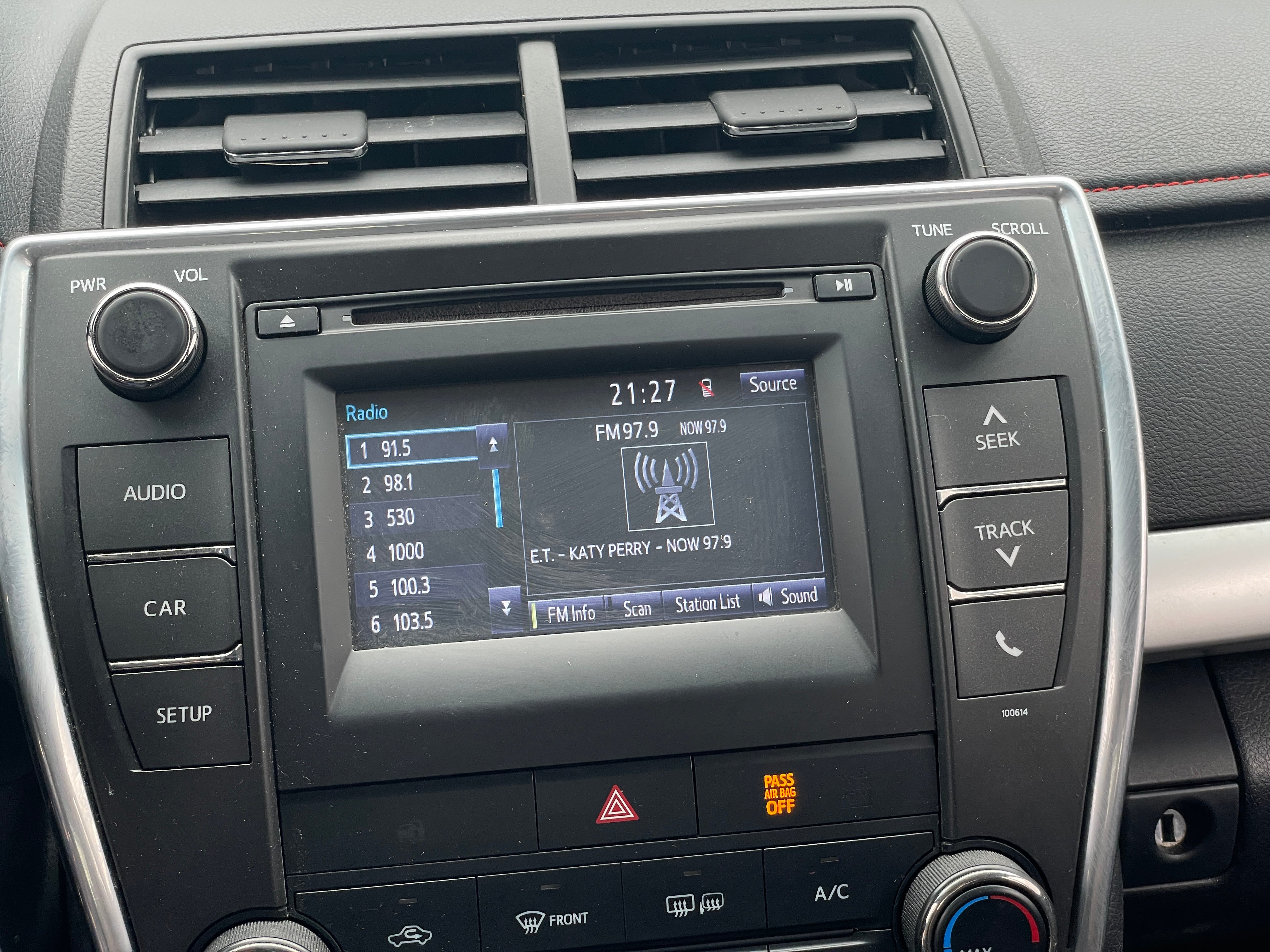 2016 Toyota Camry SE 3