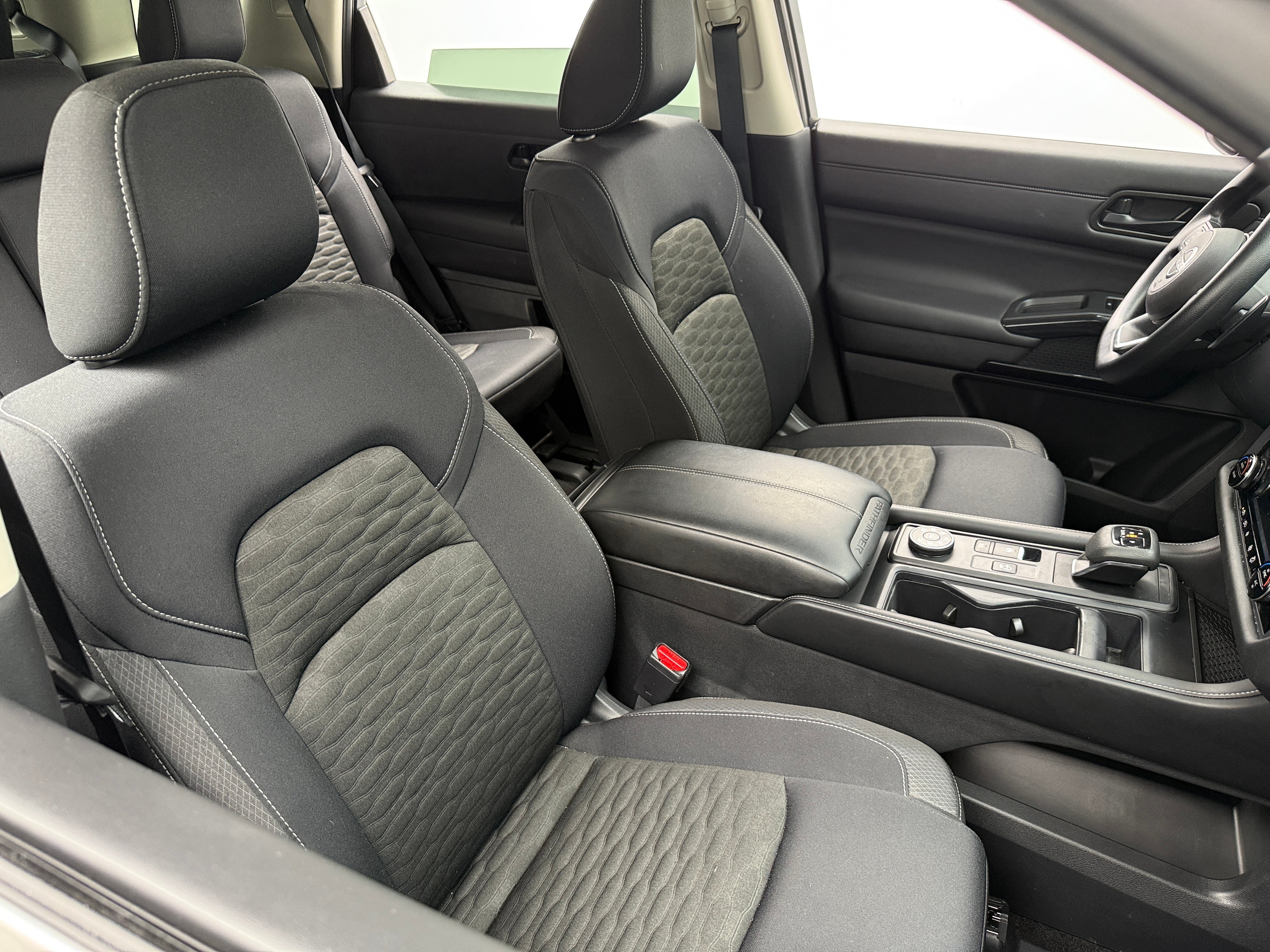 2024 Nissan Pathfinder S 2