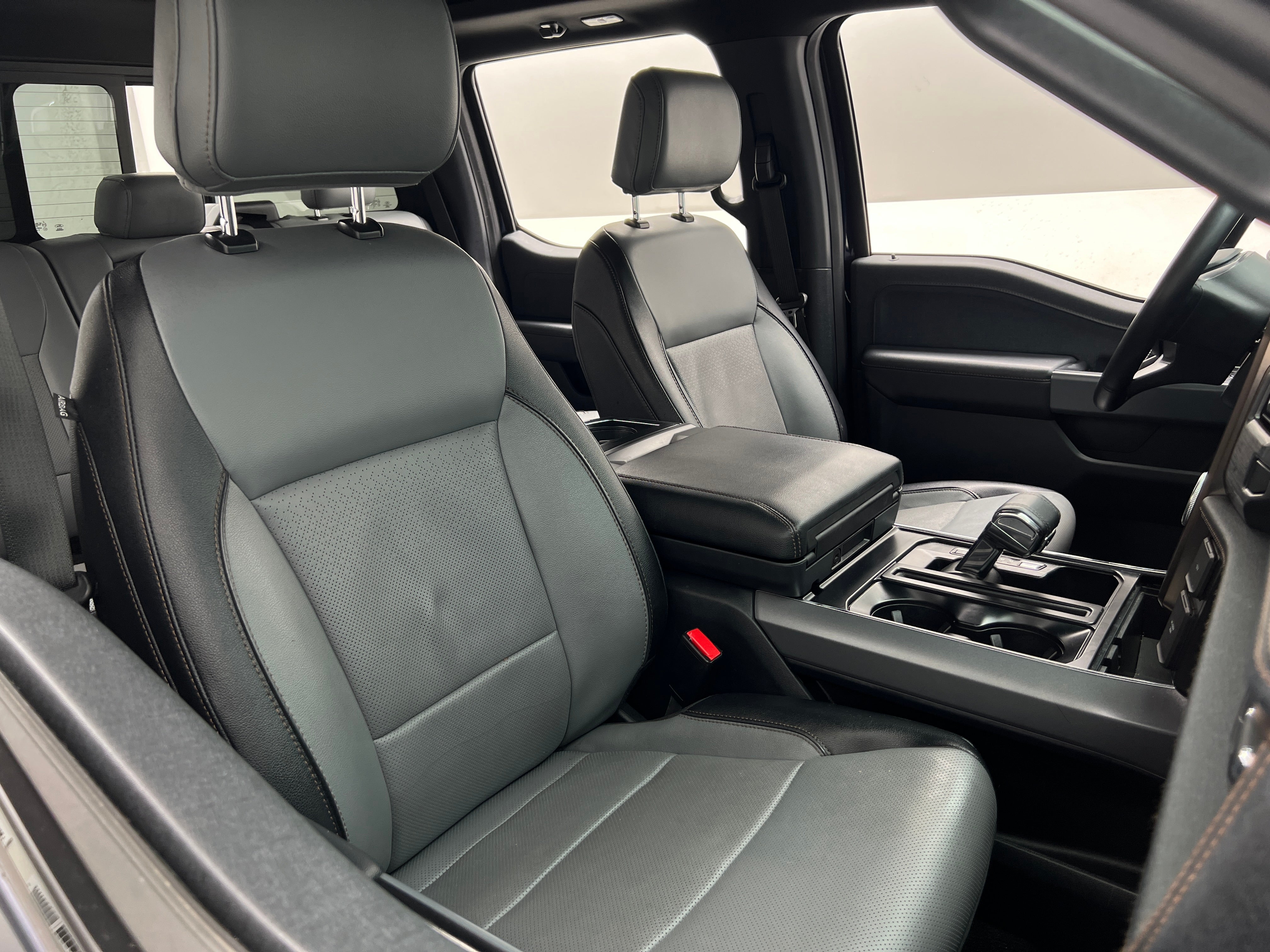 2023 Ford F-150 Lightning Lariat 2