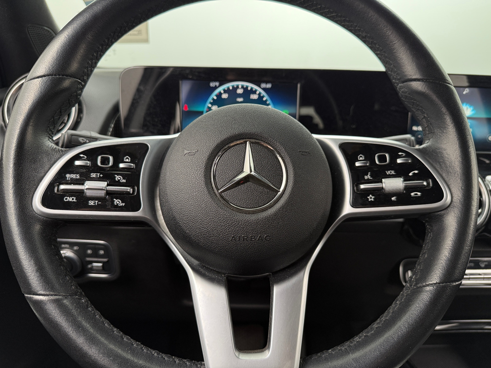 Thumbnail: 2020 Mercedes-Benz GLB - 4