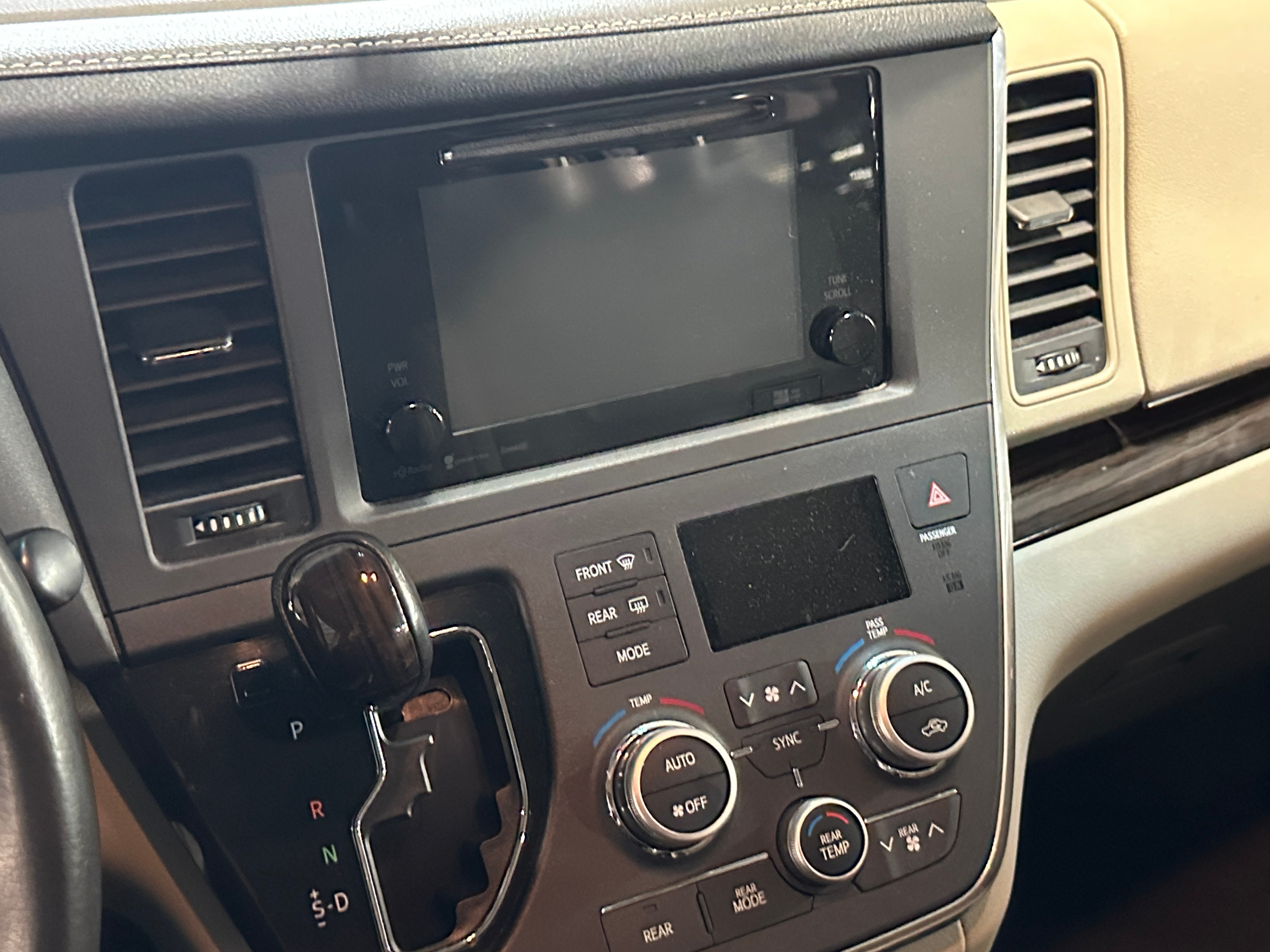 2017 Toyota Sienna XLE 4