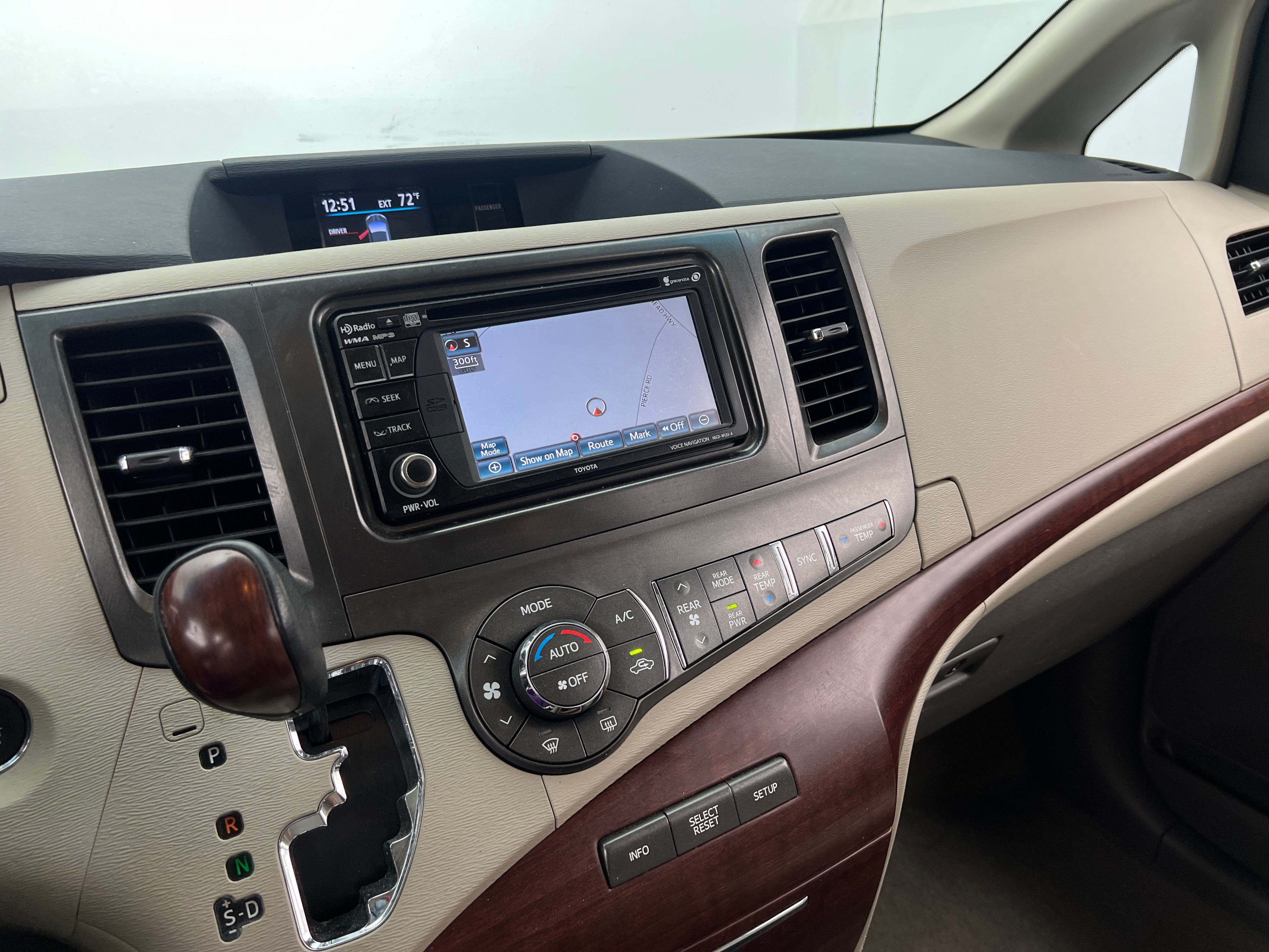 2013 Toyota Sienna XLE 3