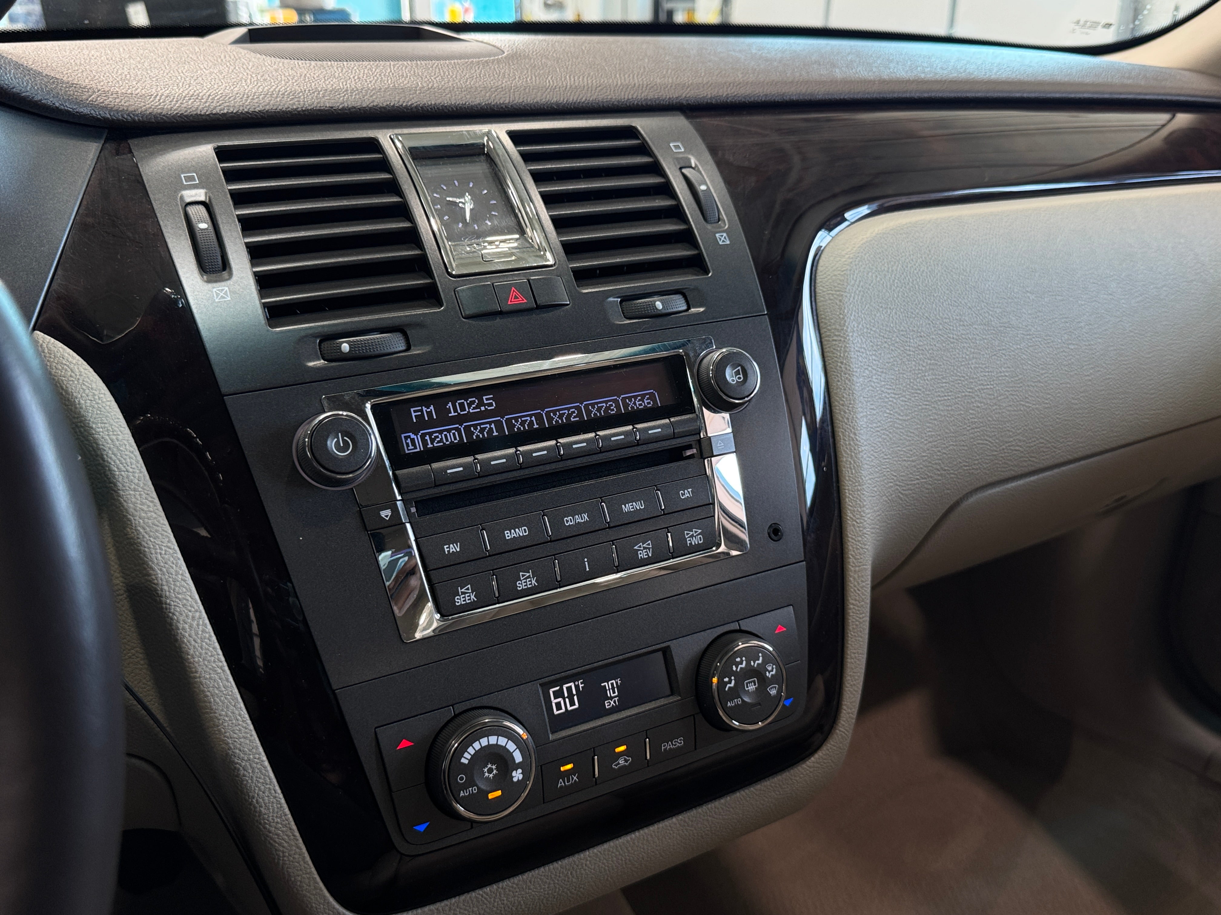 2010 Cadillac DTS Base 3