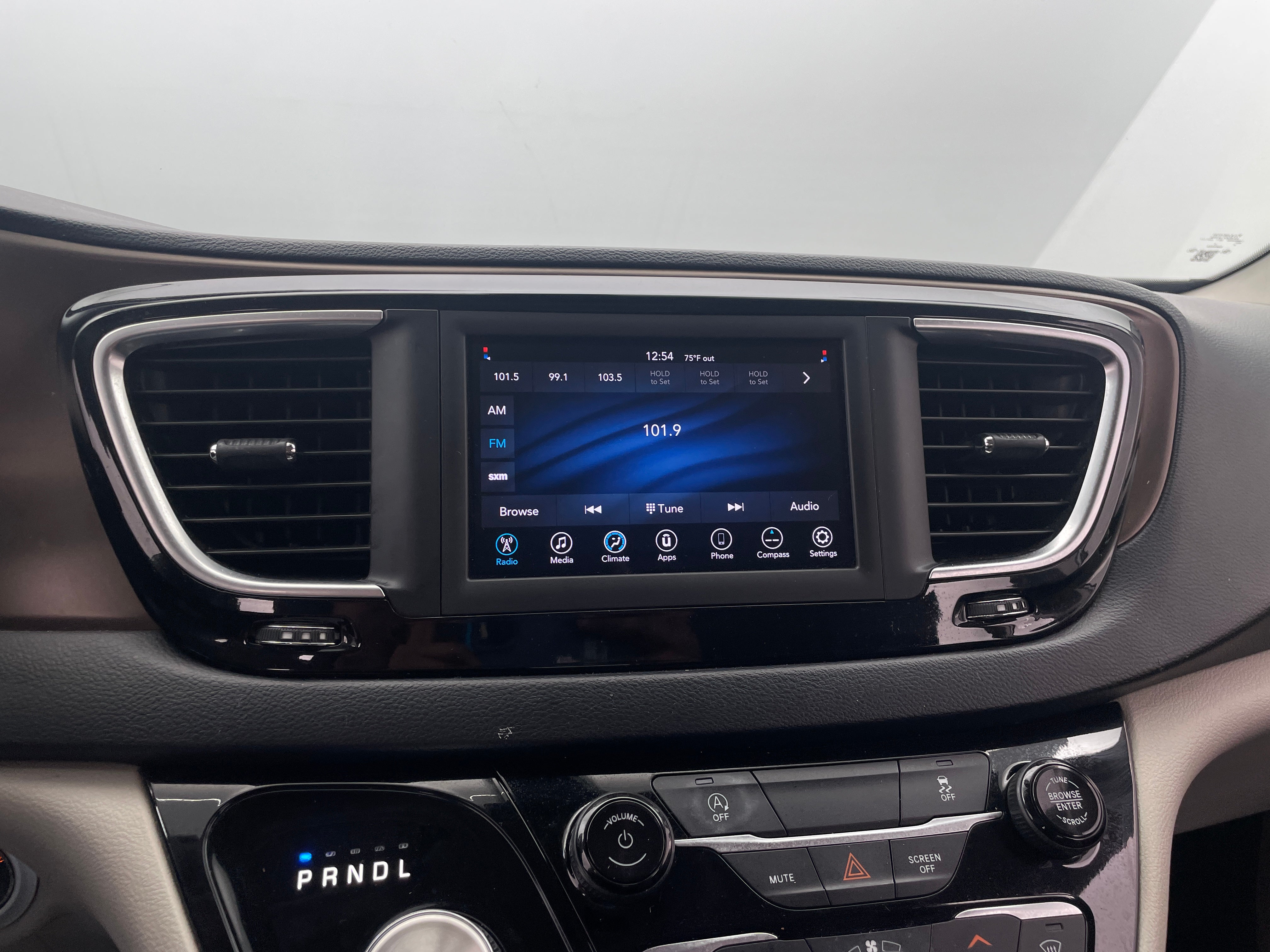 2020 Chrysler Voyager LXi 3