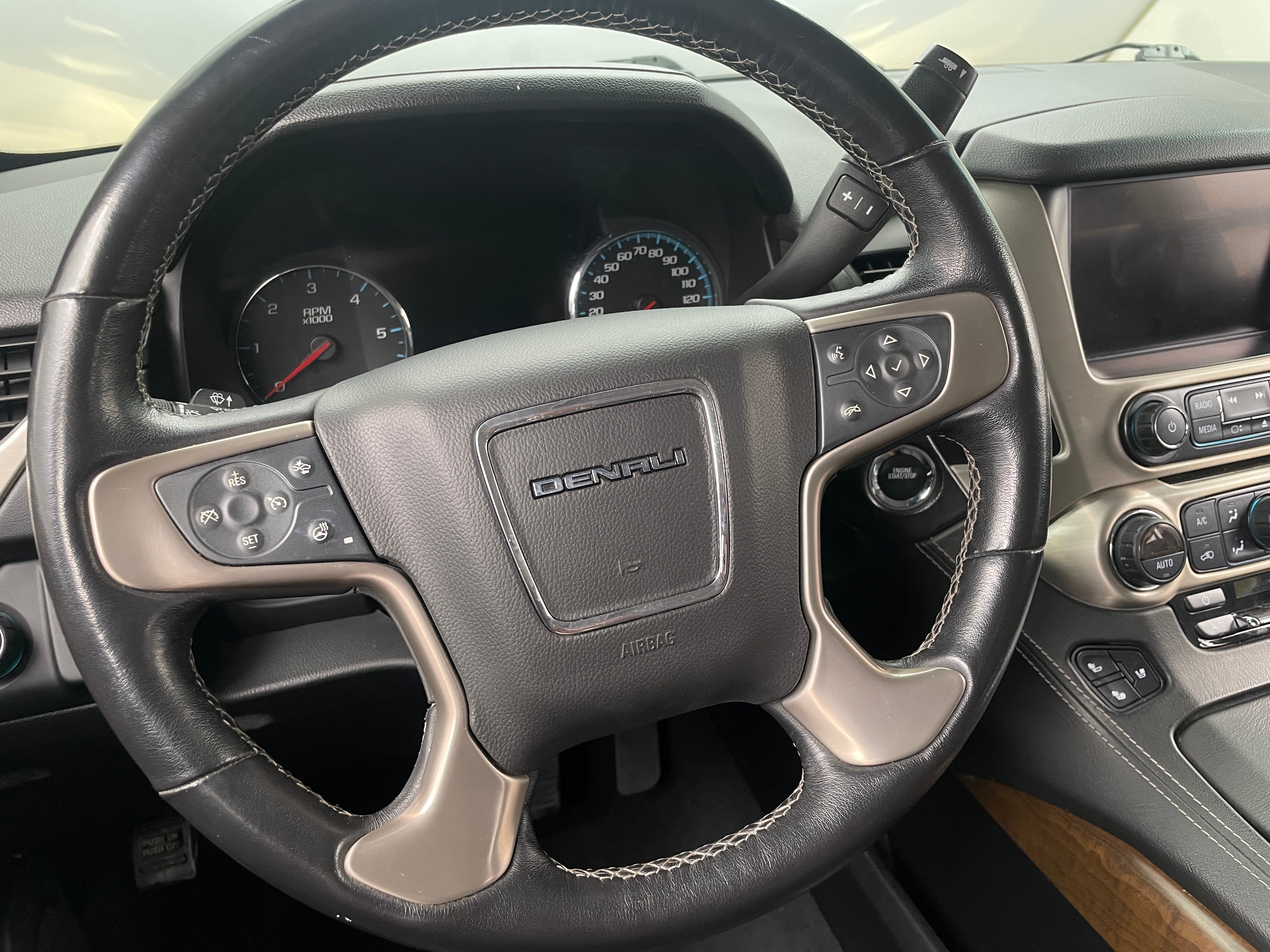 2019 GMC Yukon XL Denali 4