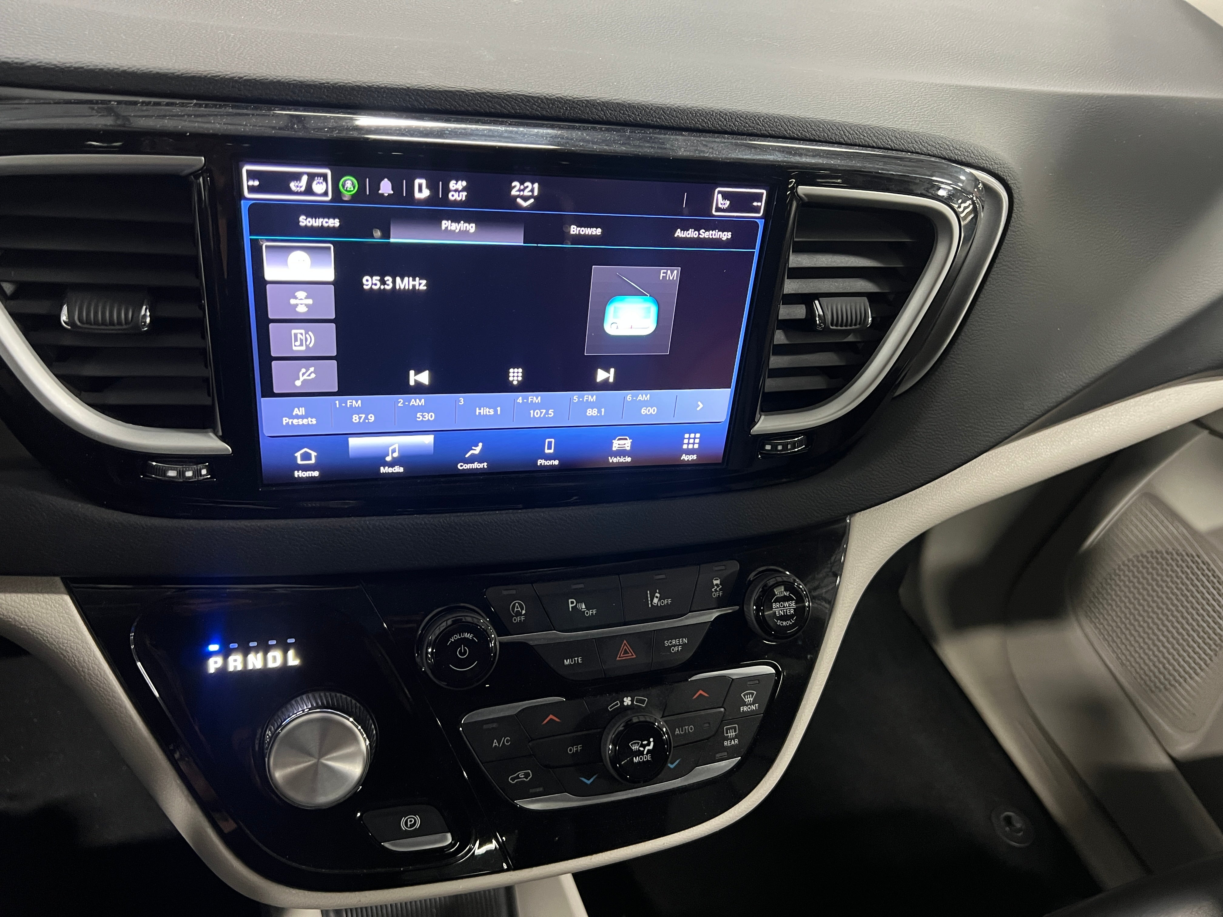 2023 Chrysler Pacifica Touring L 3