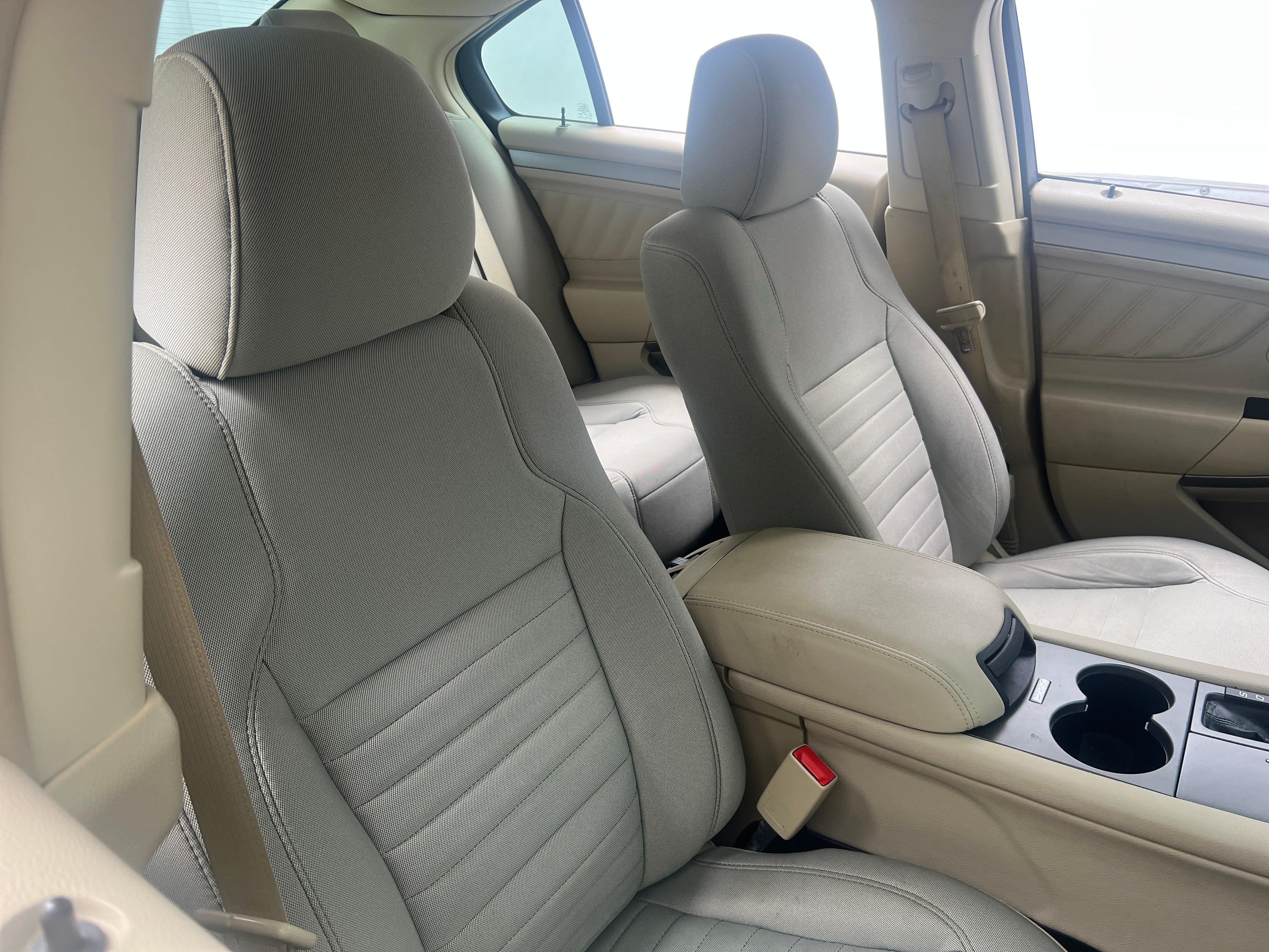 2016 Ford Taurus SE 2