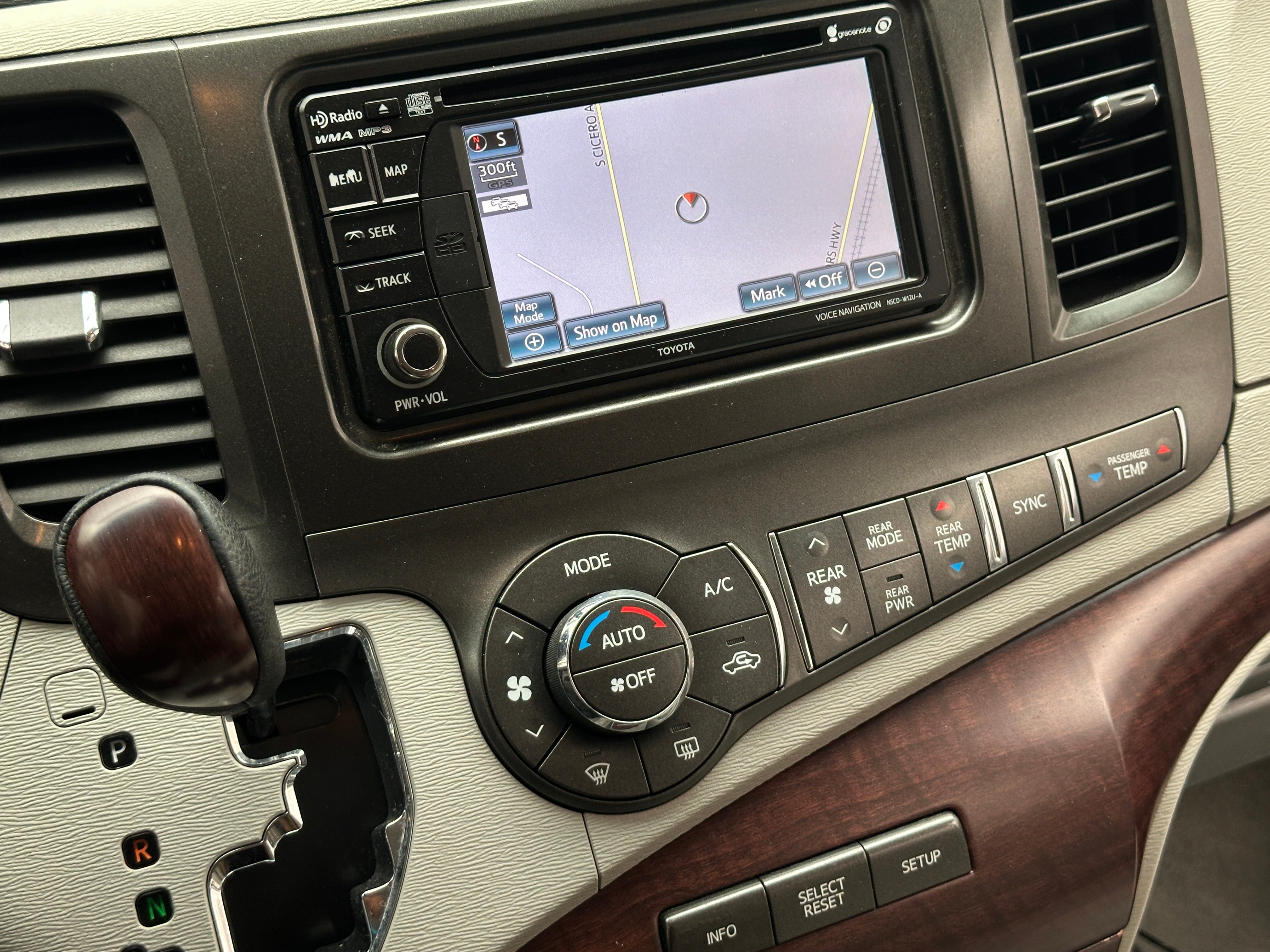 2013 Toyota Sienna XLE 3