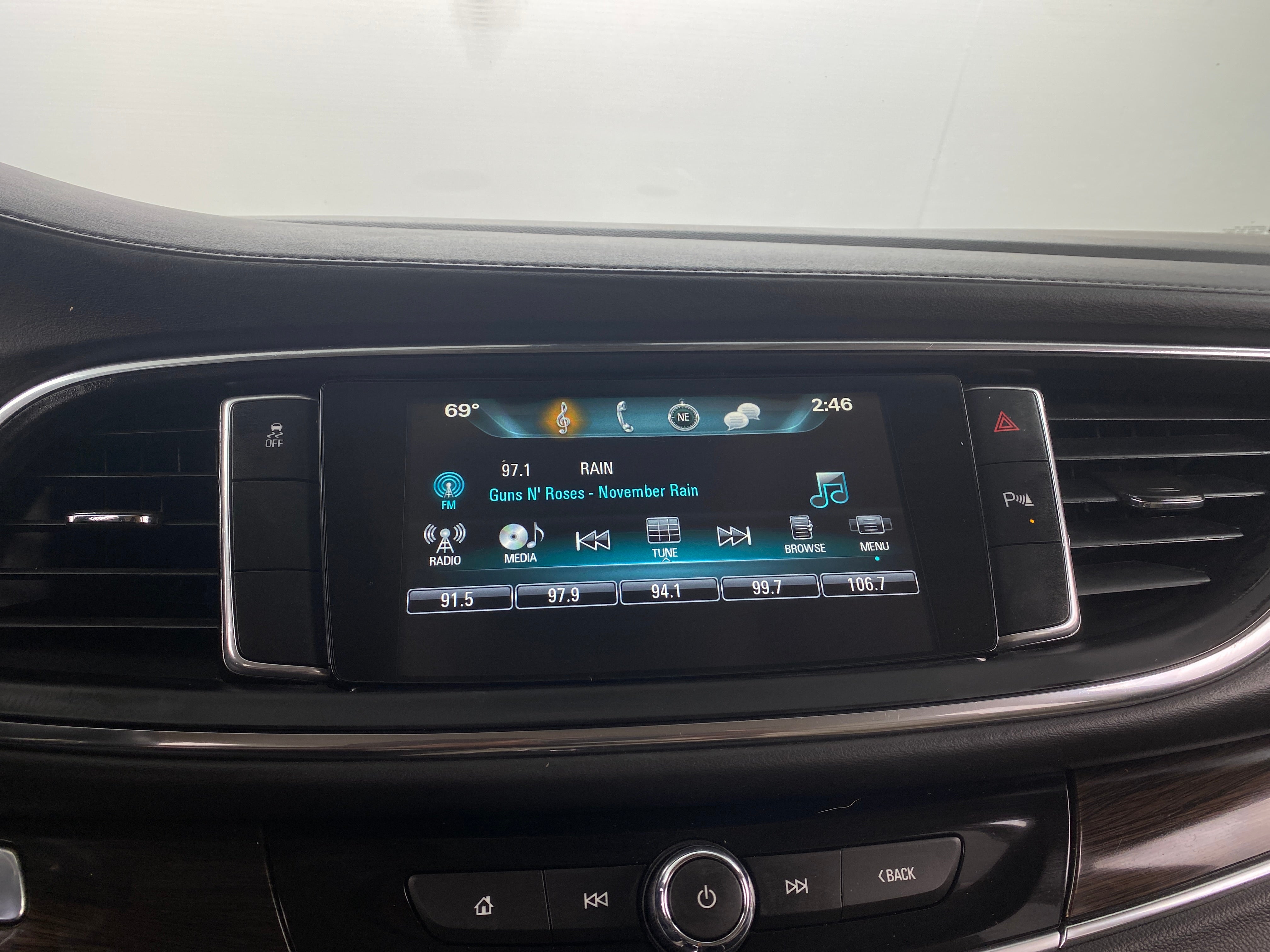 2019 Buick Enclave Essence 3
