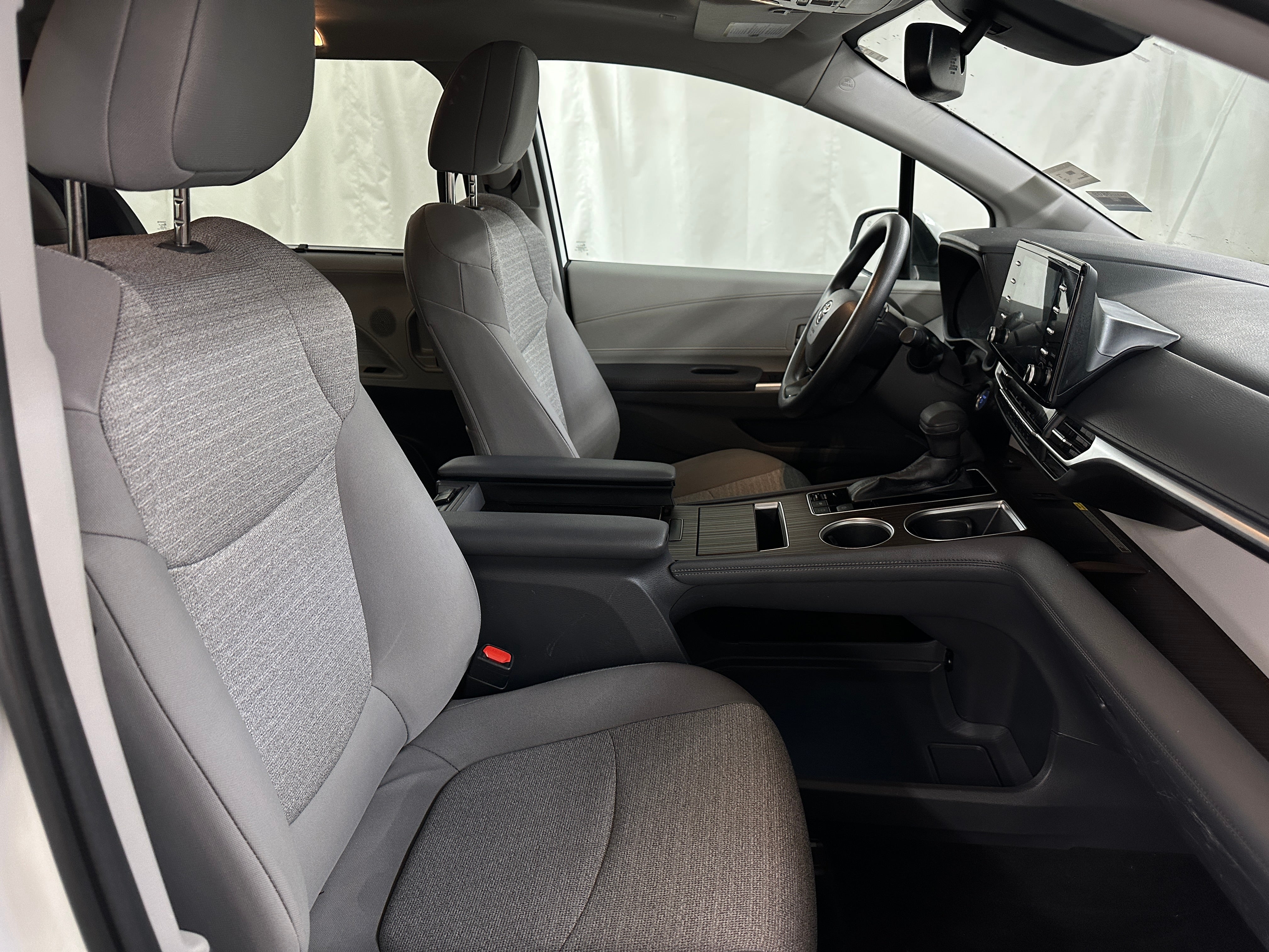 2022 Toyota Sienna LE 2