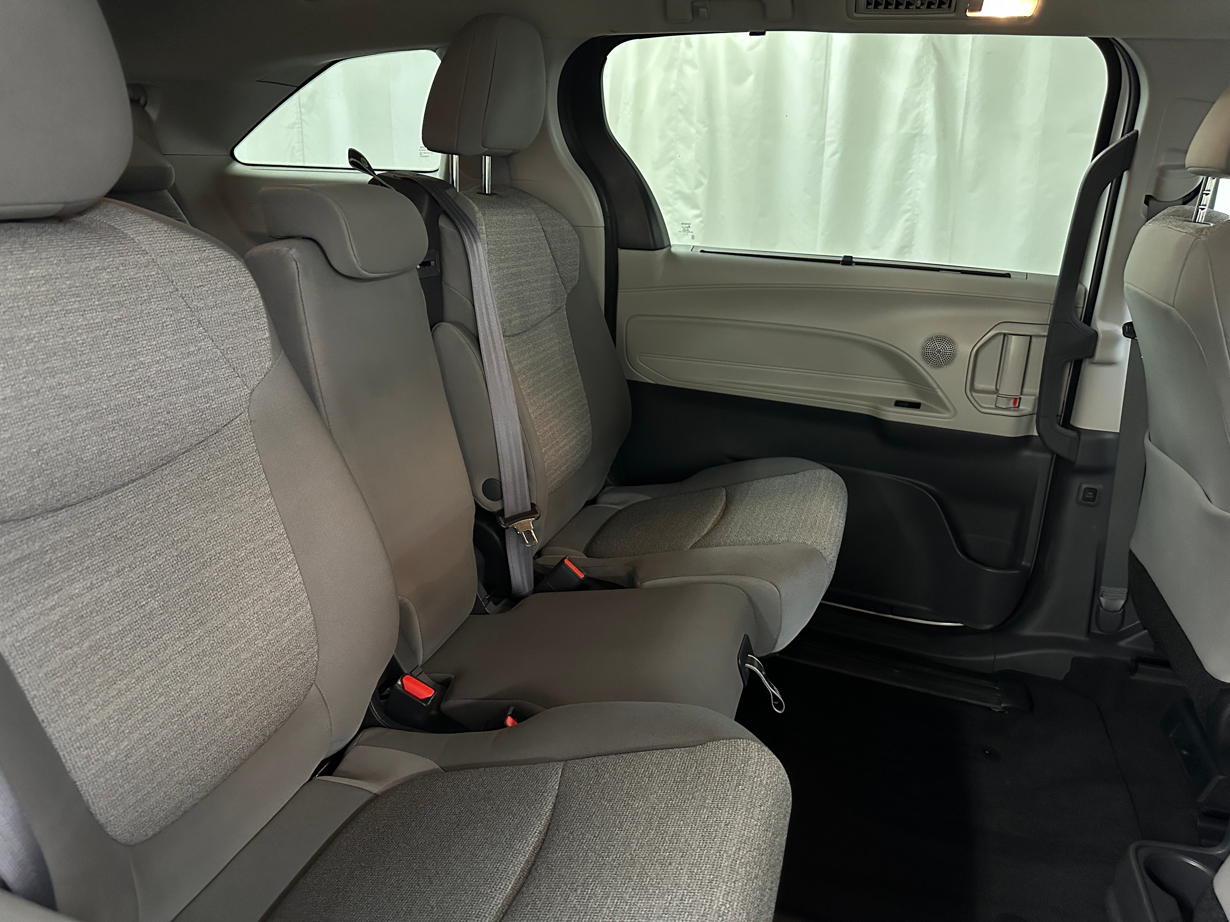 2022 Toyota Sienna LE 6