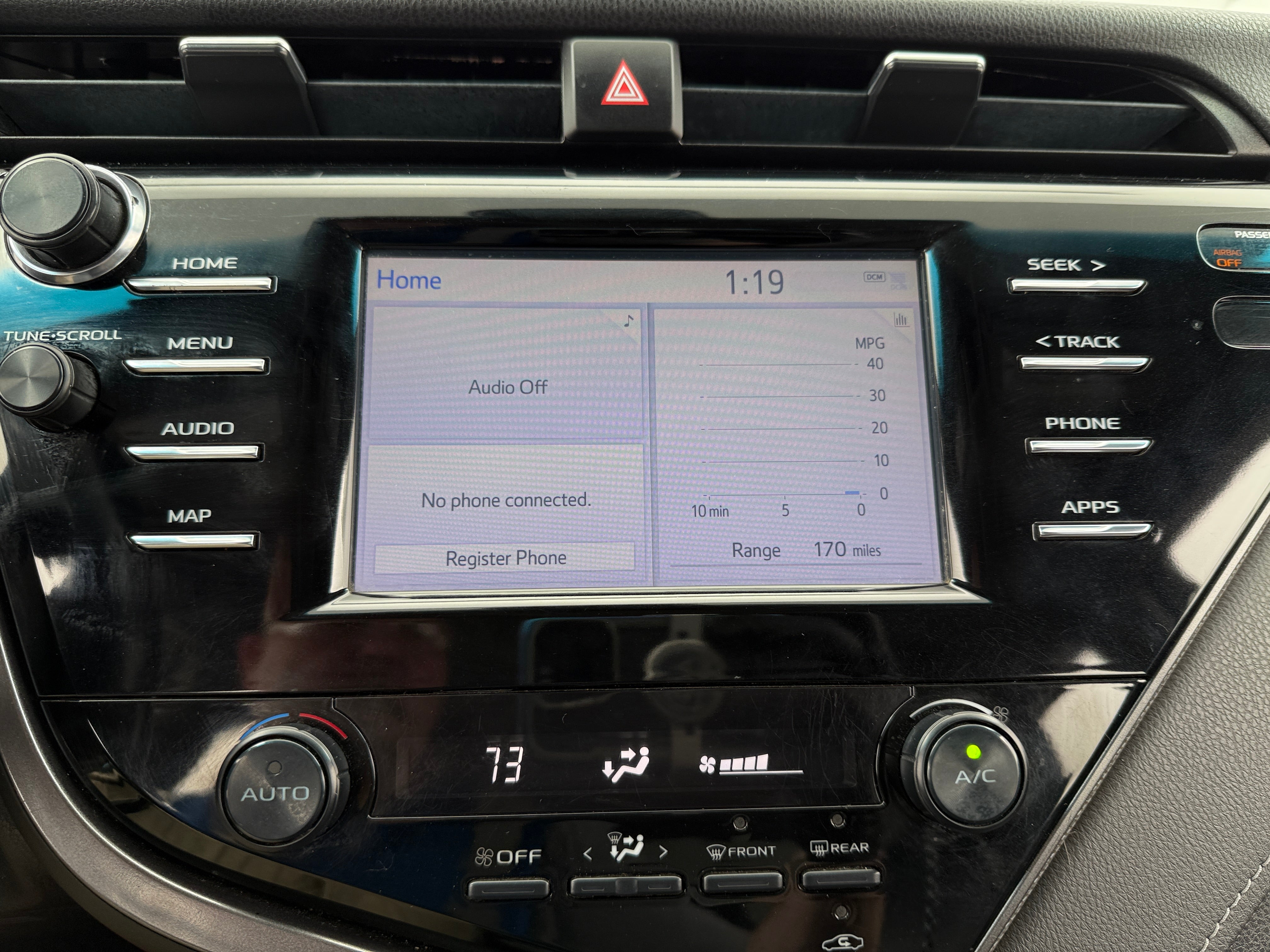 2019 Toyota Camry SE 3