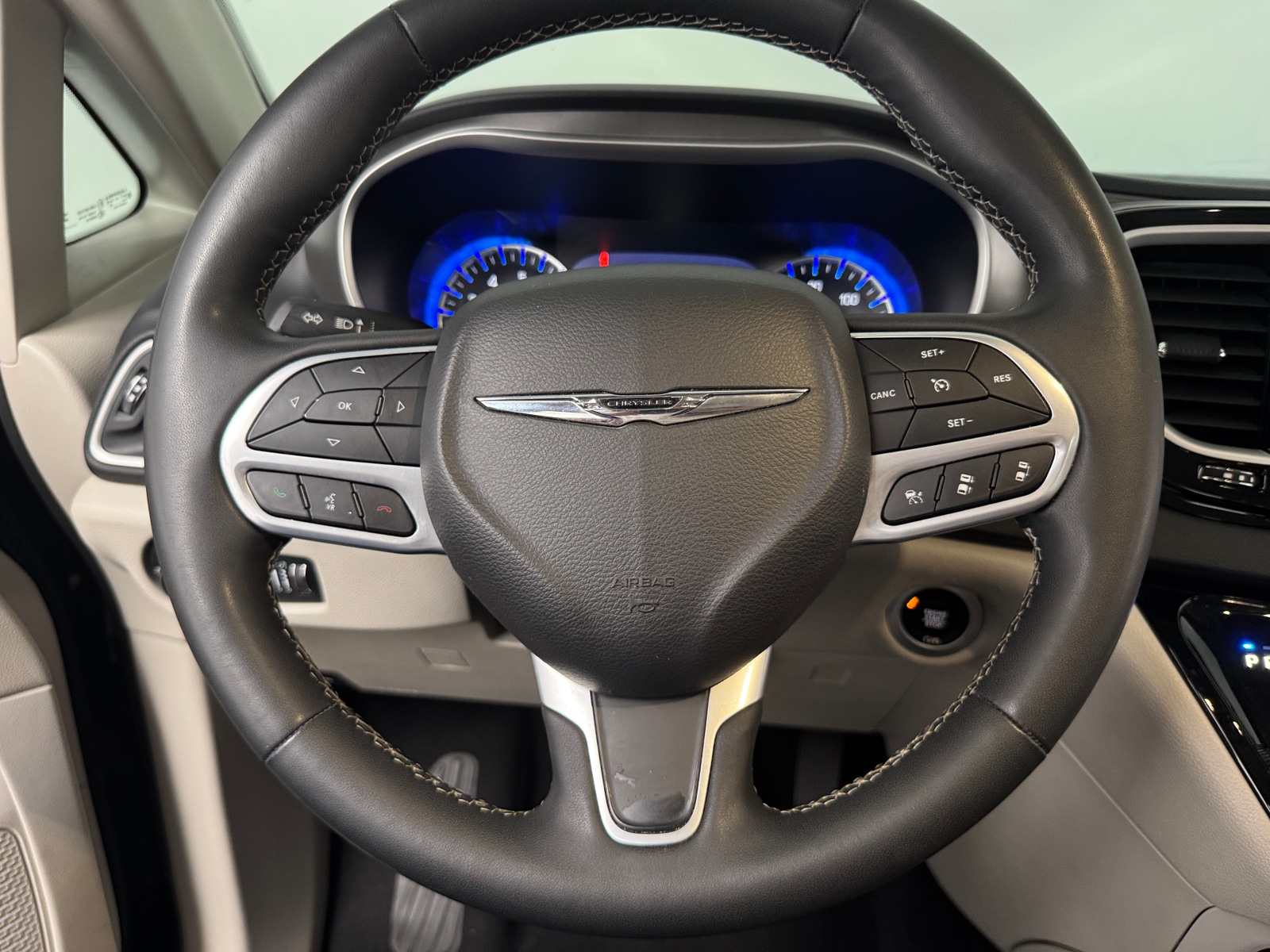 Thumbnail: 2023 Chrysler Pacifica - 4