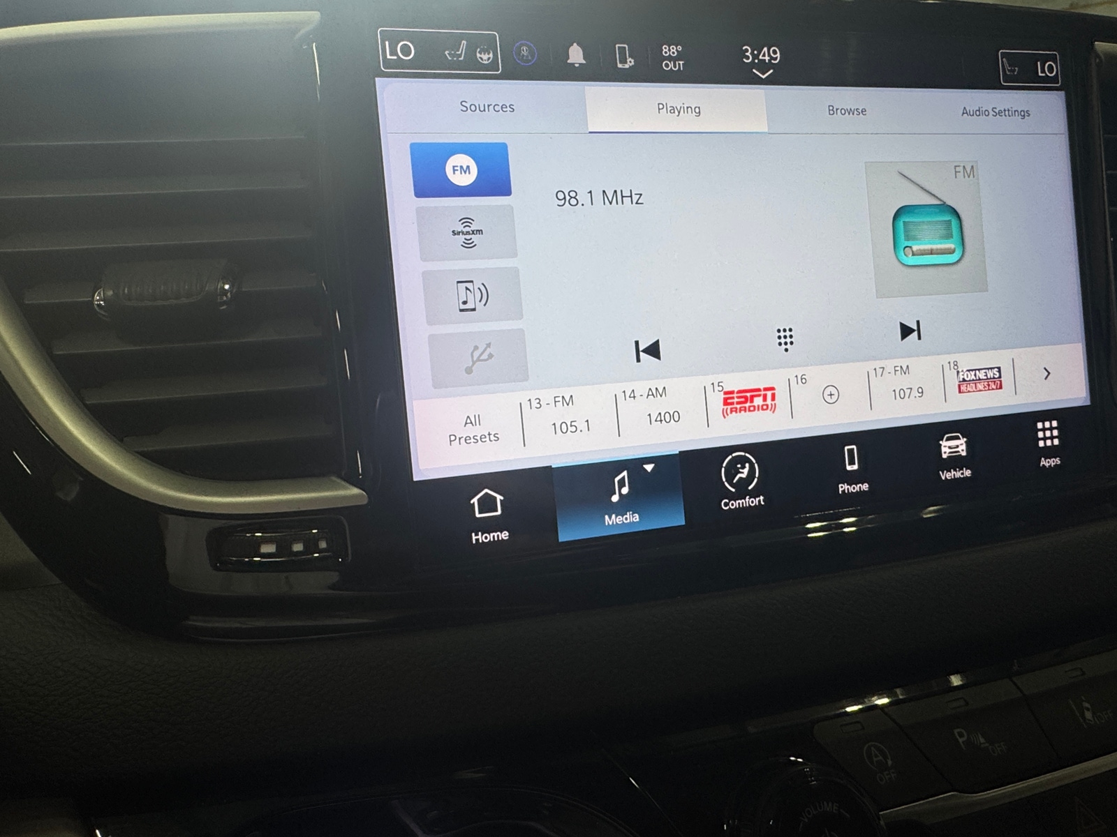 Thumbnail: 2023 Chrysler Pacifica - 3